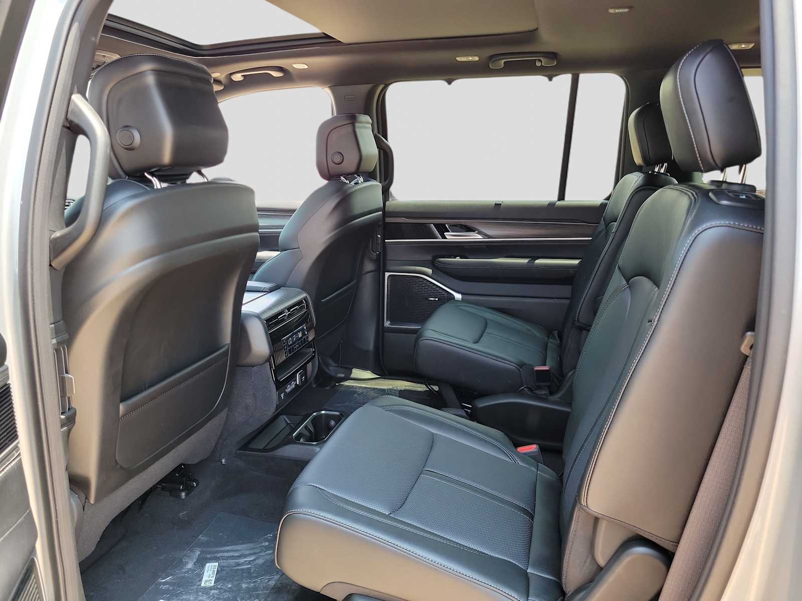 Thumbnail: 2024 Jeep Wagoneer - 12