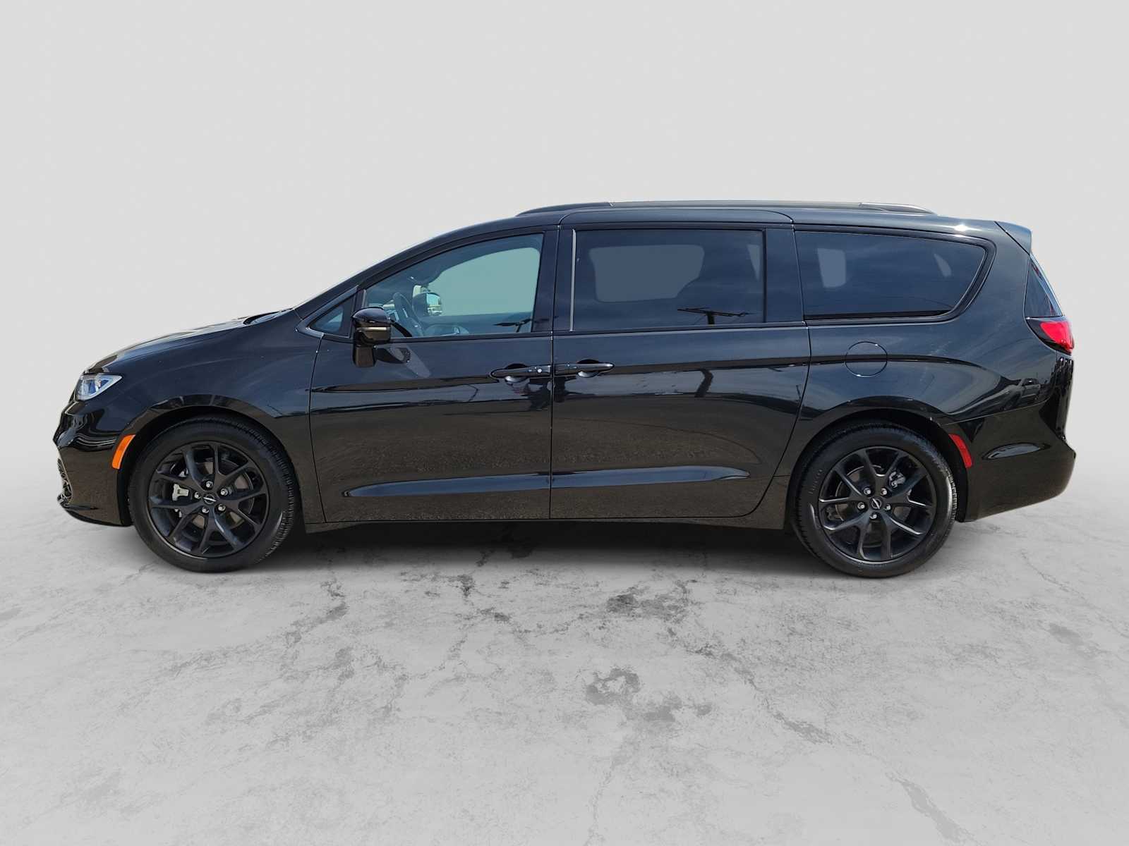 Thumbnail: 2023 Chrysler Pacifica - 3