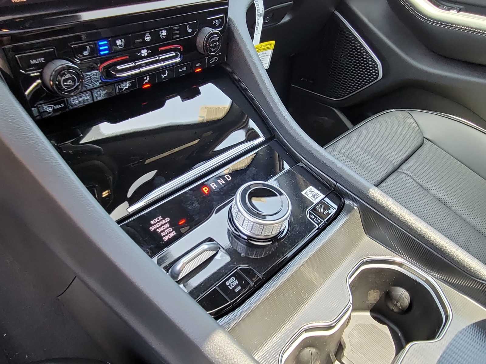 Thumbnail: 2024 Jeep Grand Cherokee - 17