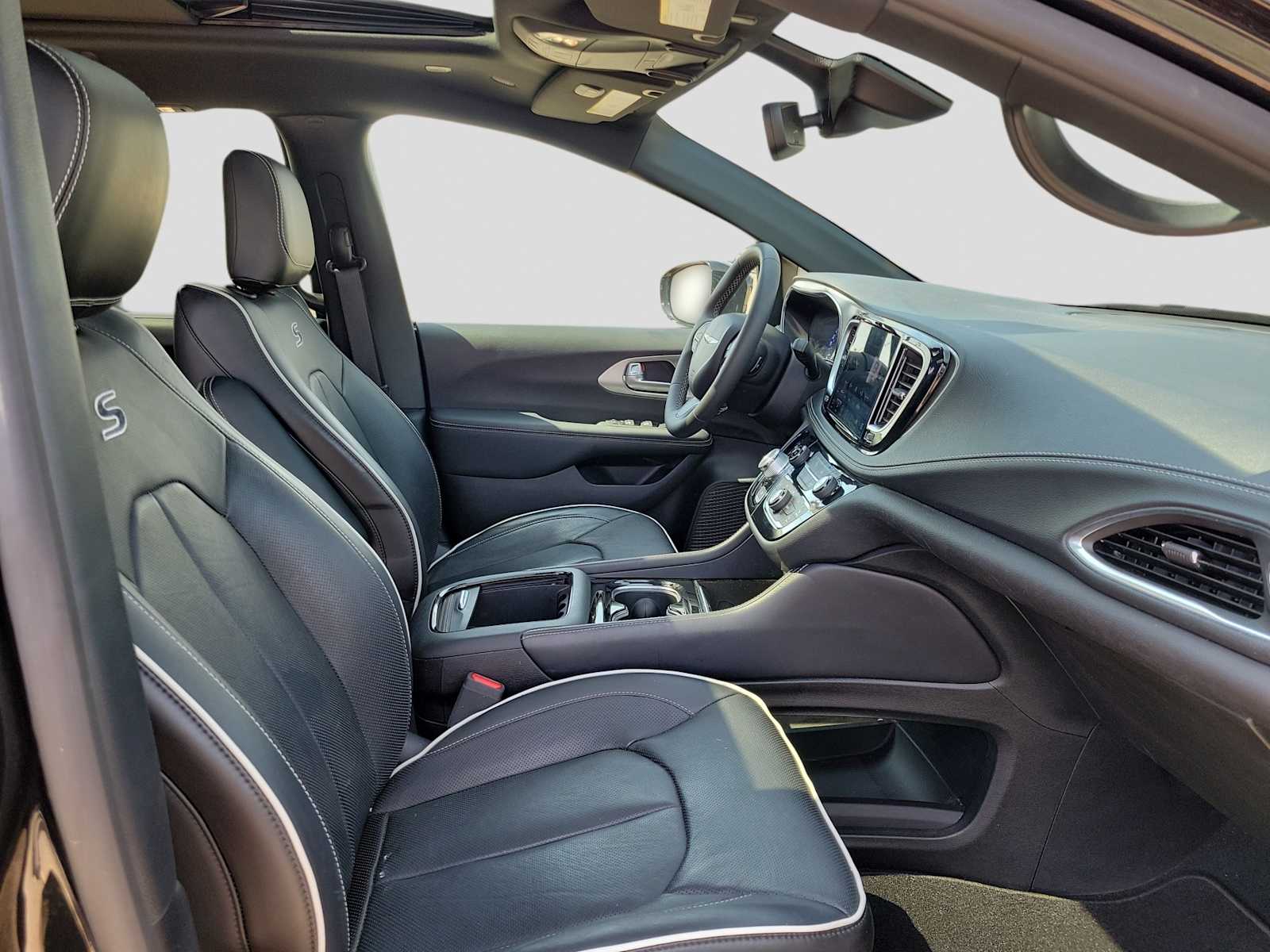 Thumbnail: 2023 Chrysler Pacifica - 14
