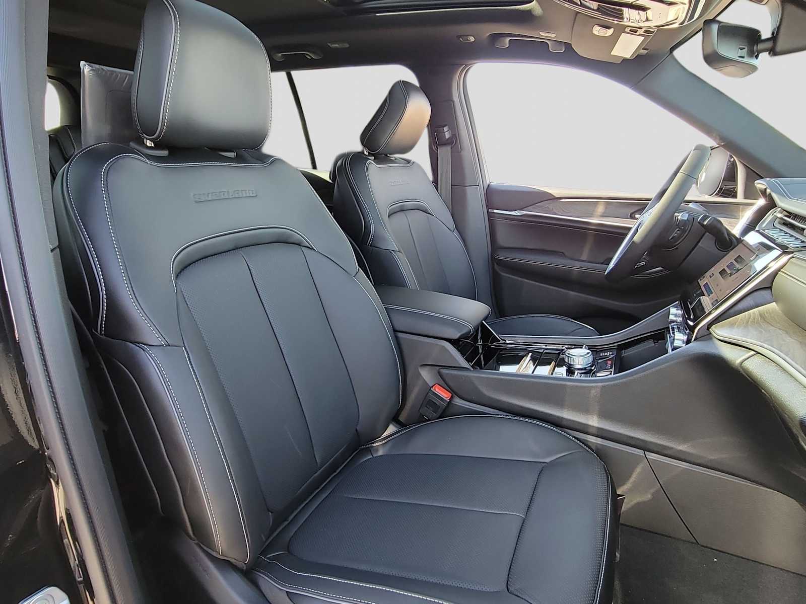 Thumbnail: 2023 Jeep Grand Cherokee - 14