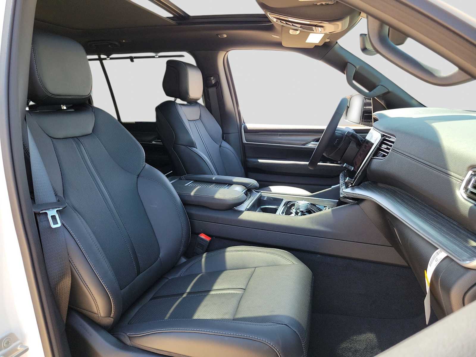 Thumbnail: 2024 Jeep Wagoneer - 14