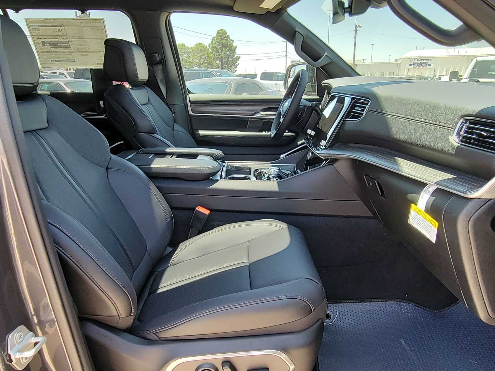Thumbnail: 2024 Jeep Wagoneer - 14