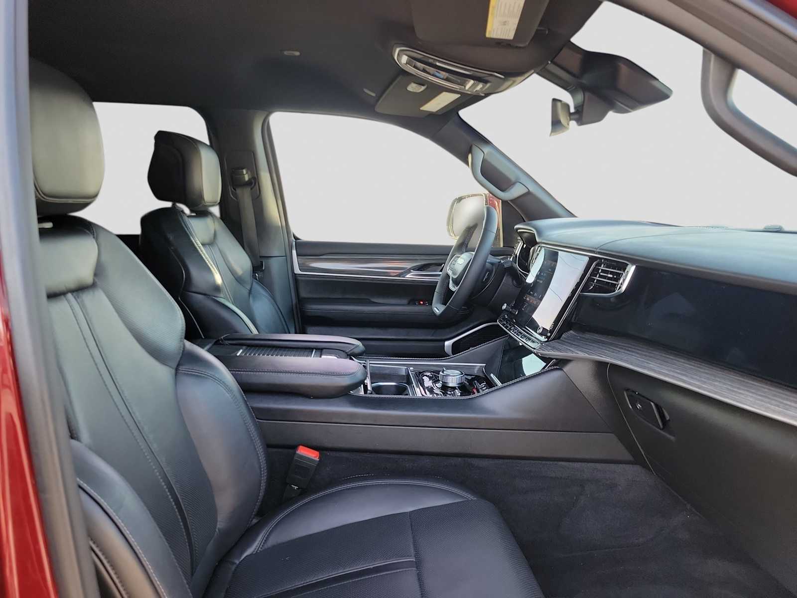 Thumbnail: 2022 Jeep Wagoneer - 14