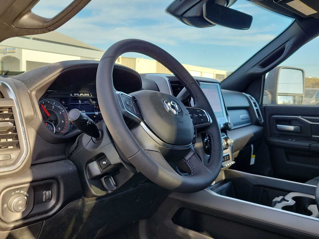 New 2025 Ram 2500 BIG HORN CREW CAB 4X4 6'4 BOX Pickup