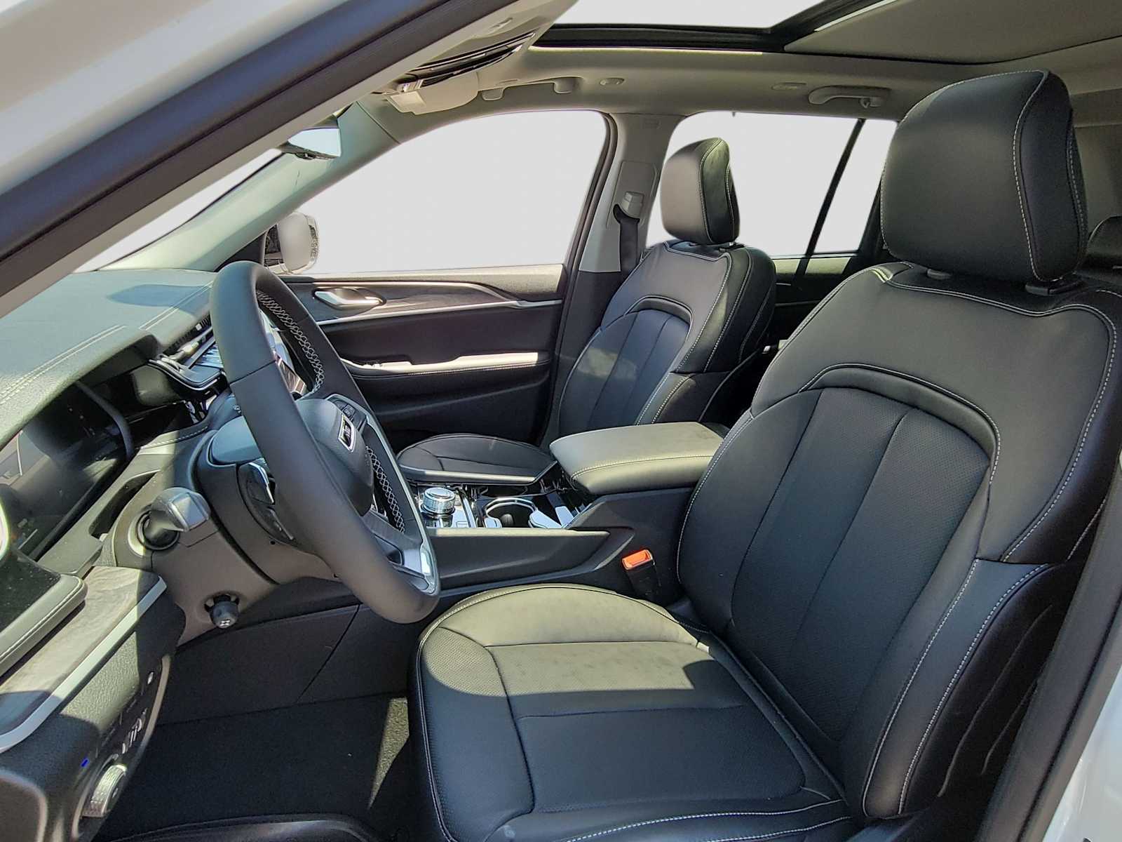 Thumbnail: 2023 Jeep Grand Cherokee - 11