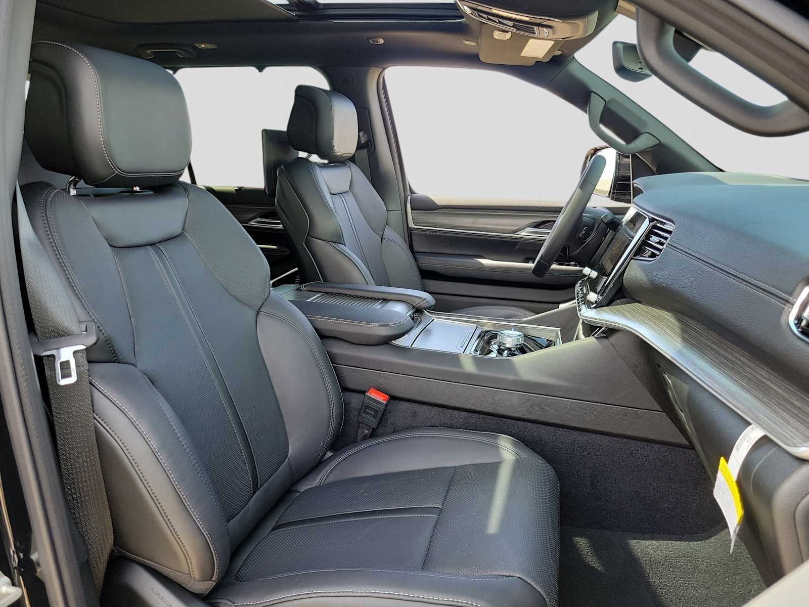 Thumbnail: 2024 Jeep Wagoneer - 14