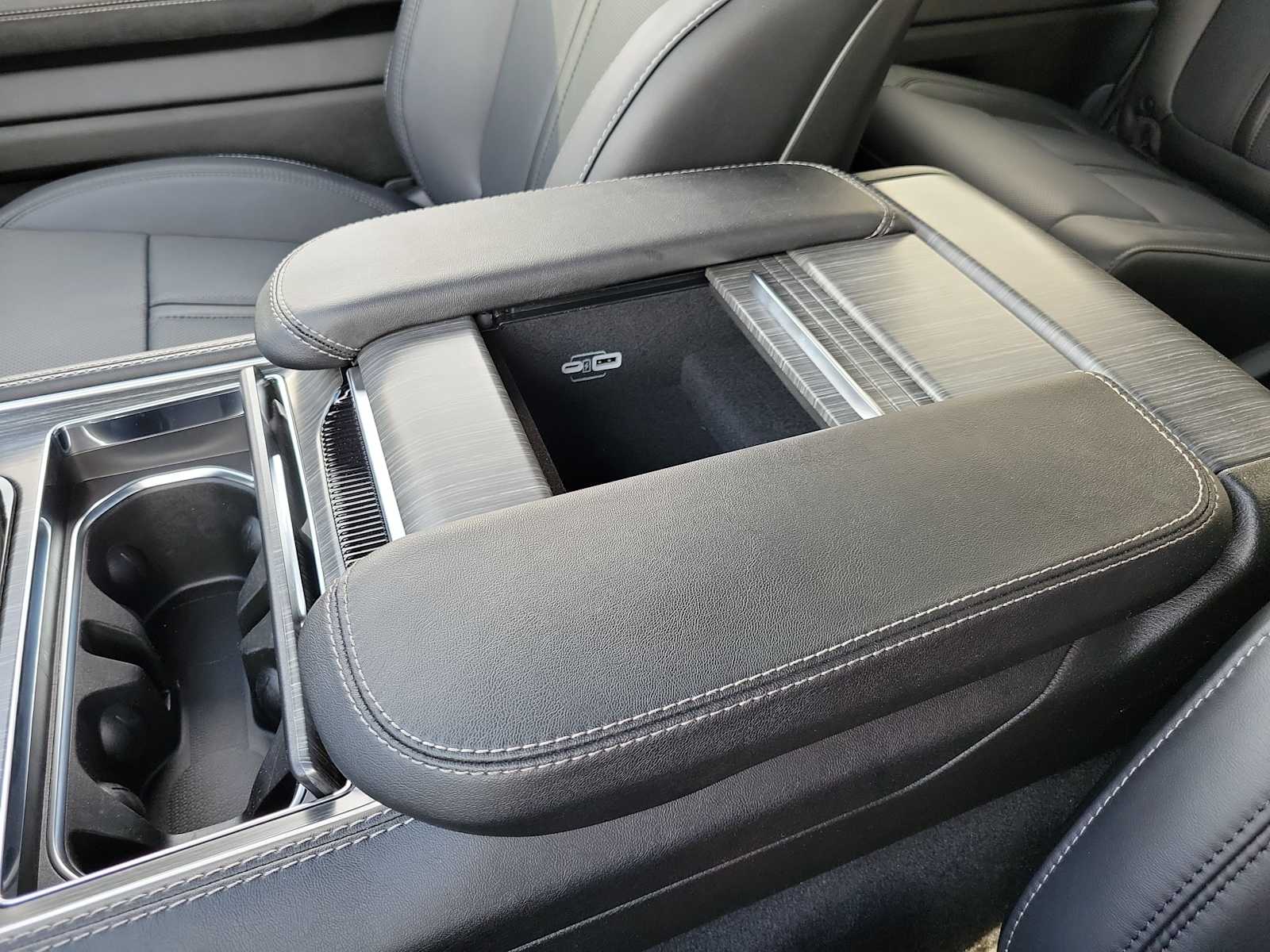 Thumbnail: 2024 Jeep Wagoneer - 16