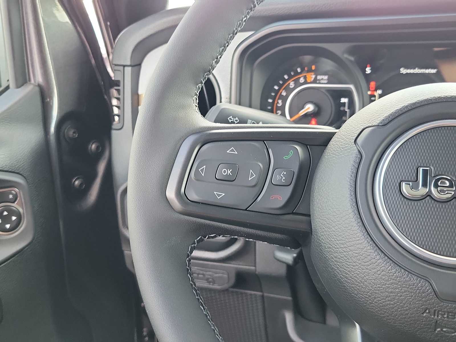 Thumbnail: 2025 Jeep Gladiator - 19