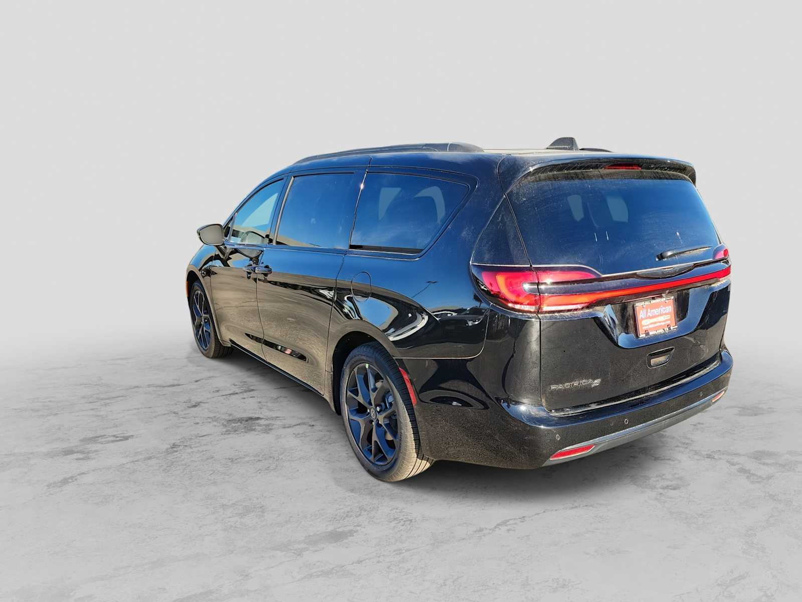 Thumbnail: 2026 Chrysler Pacifica - 4
