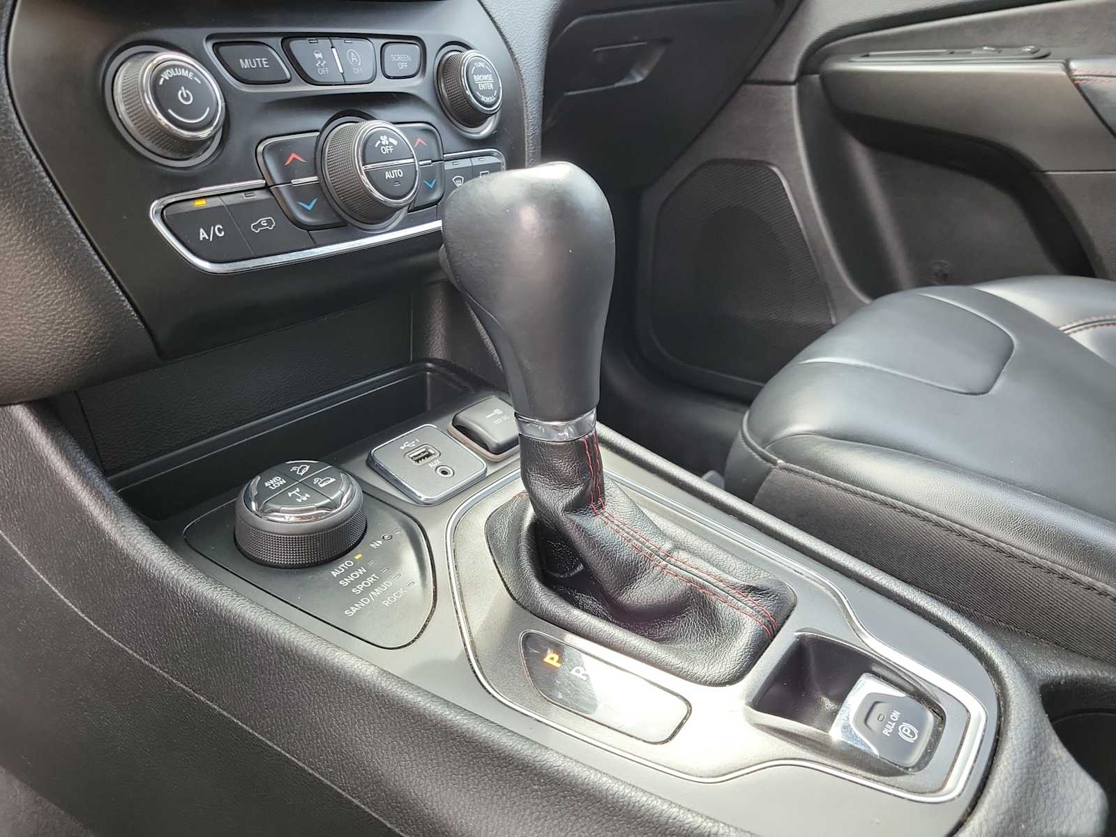 Thumbnail: 2020 Jeep Cherokee - 17