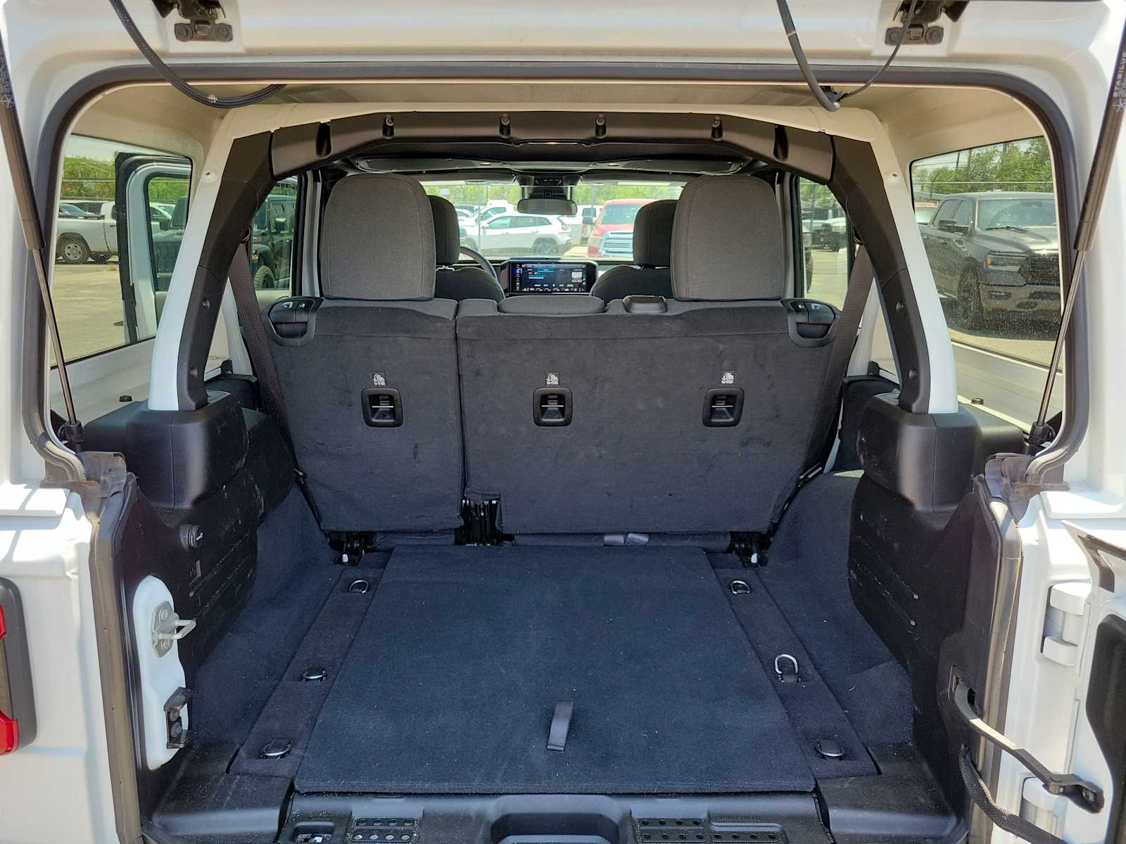 2024 Jeep Wrangler Sahara 19