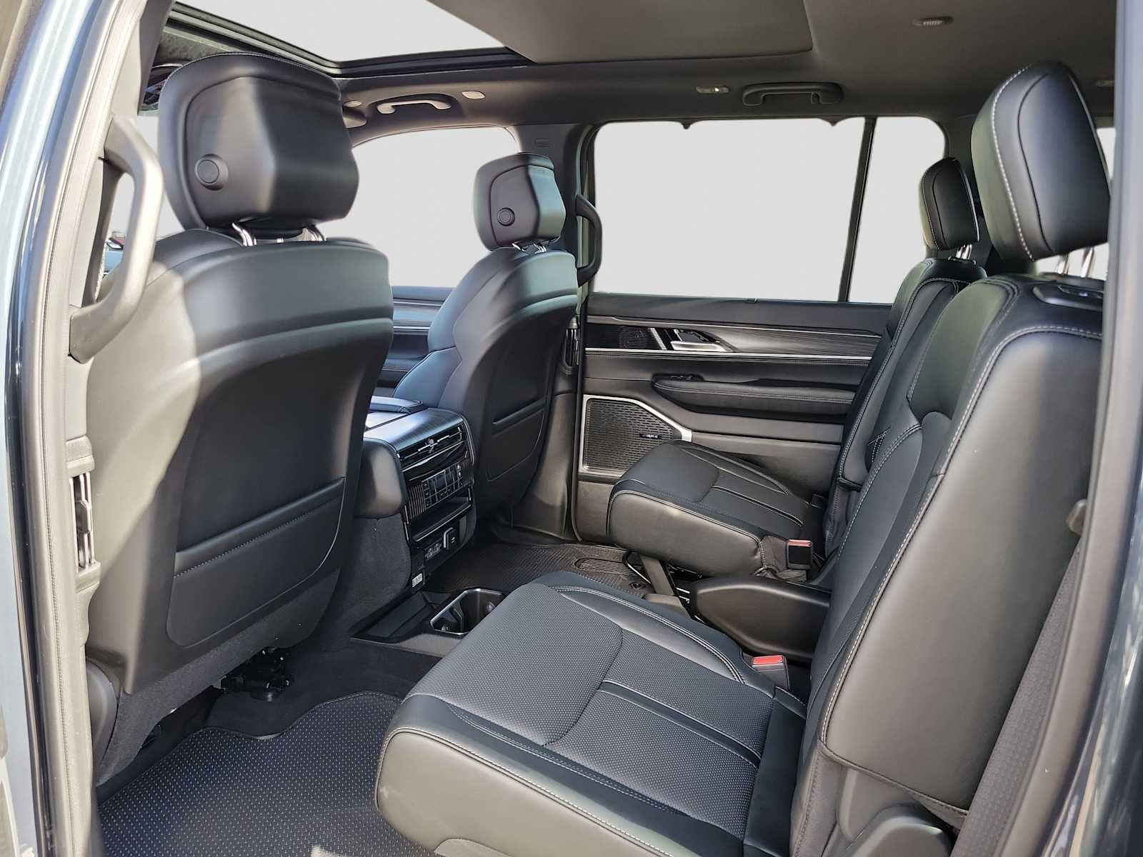 Thumbnail: 2024 Jeep Wagoneer - 12