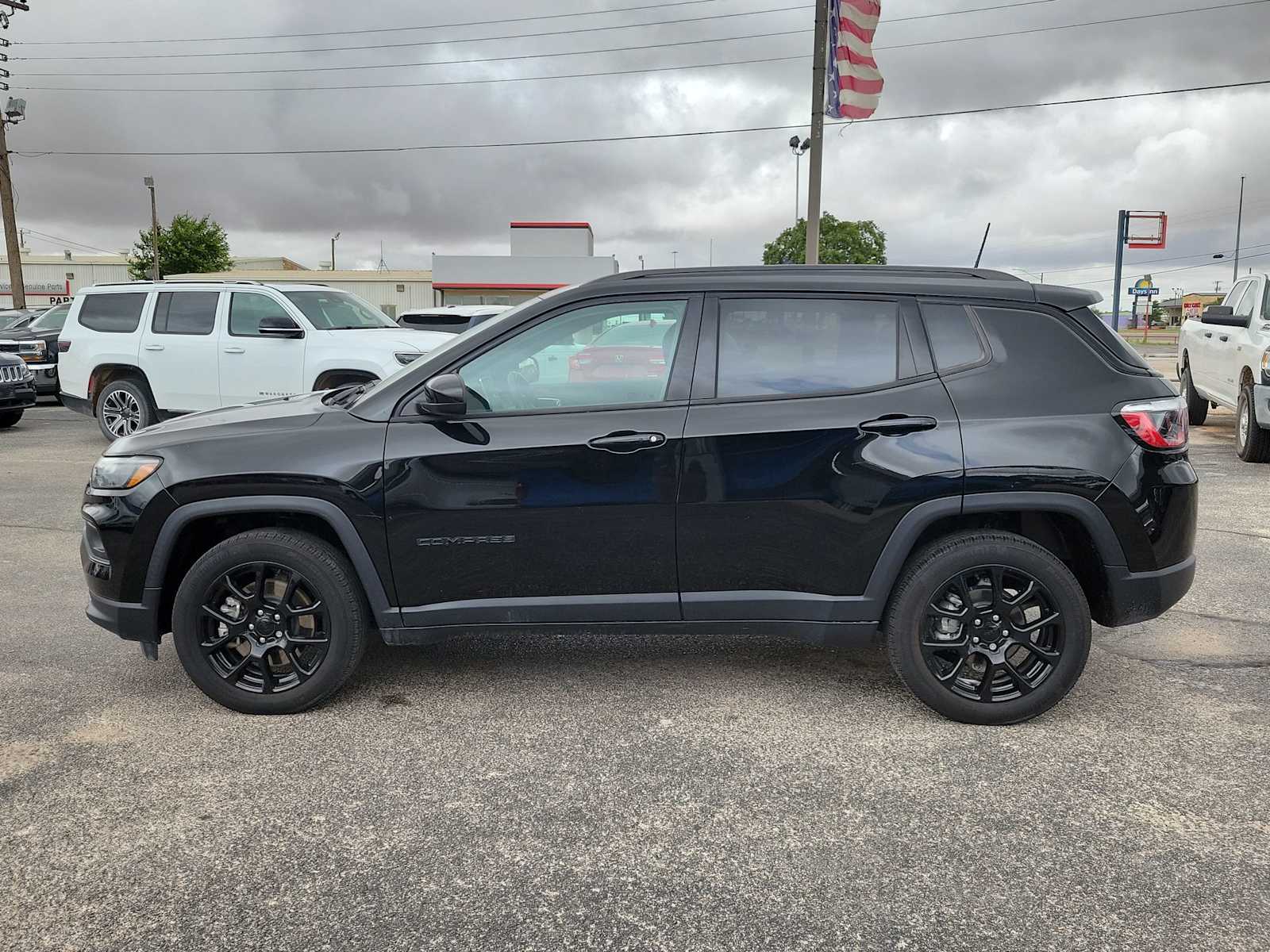 2023 Jeep Compass Latitude photo 3