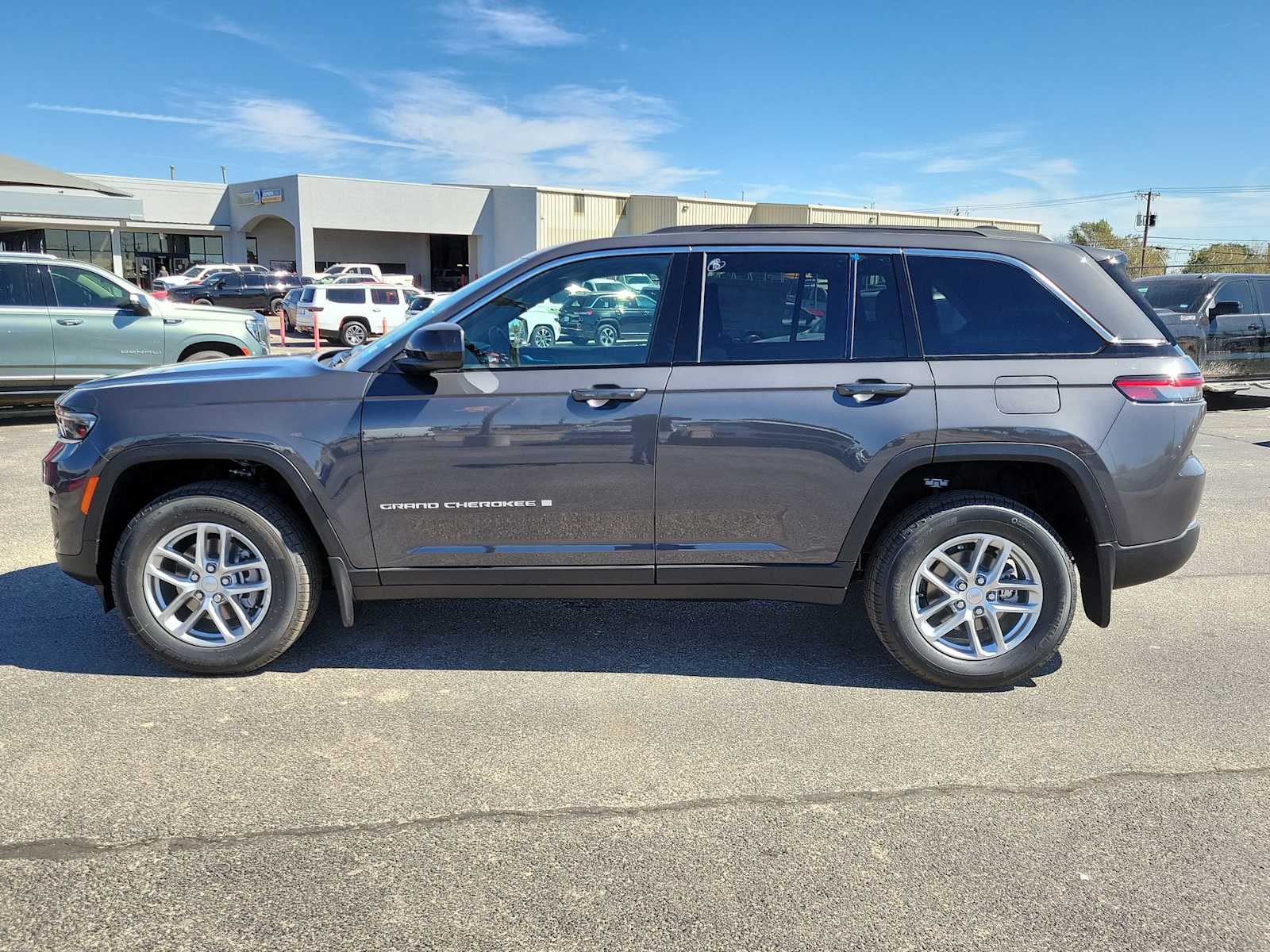 Thumbnail: 2025 Jeep Grand Cherokee - 3