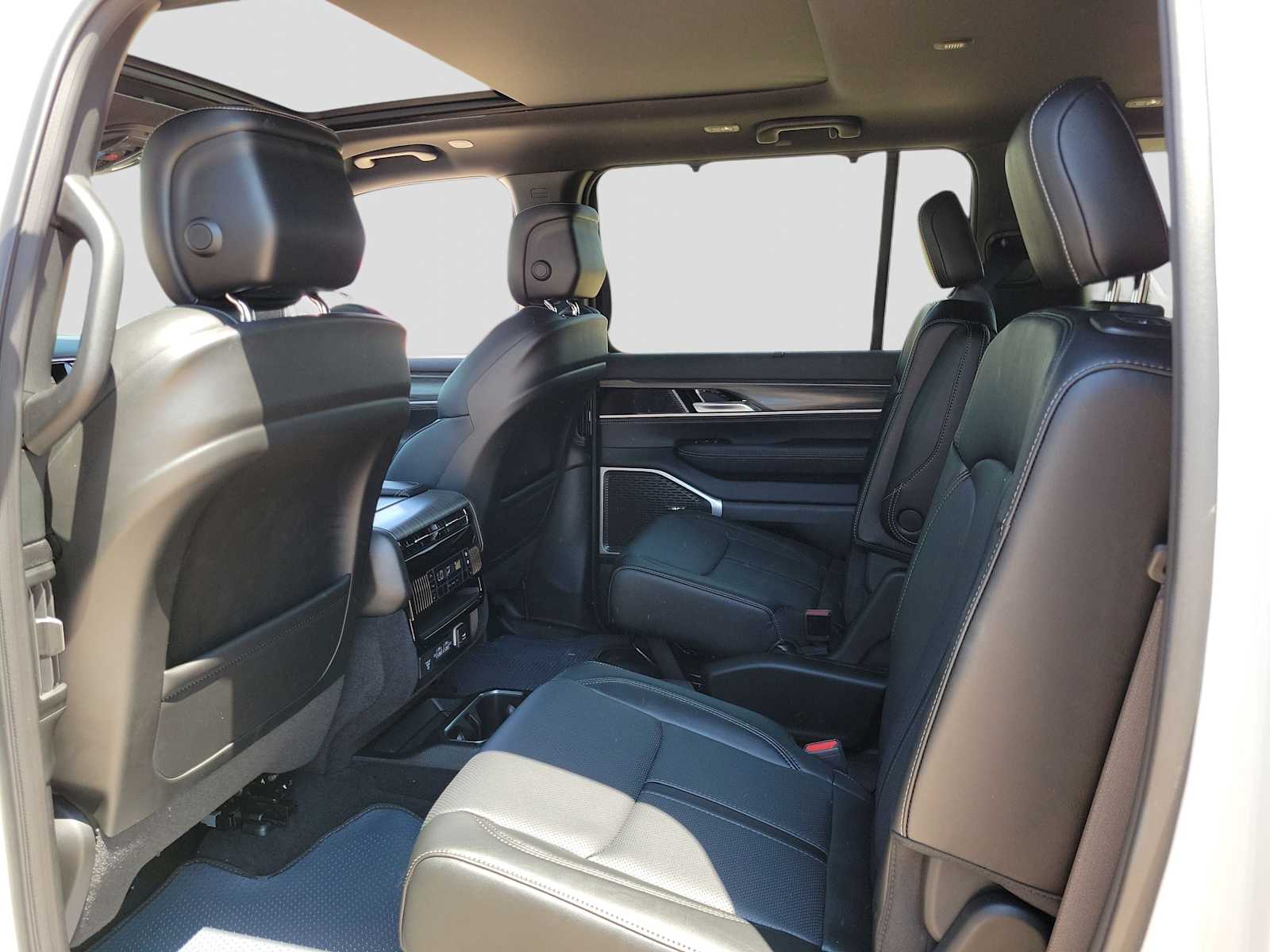 Thumbnail: 2024 Jeep Wagoneer - 12