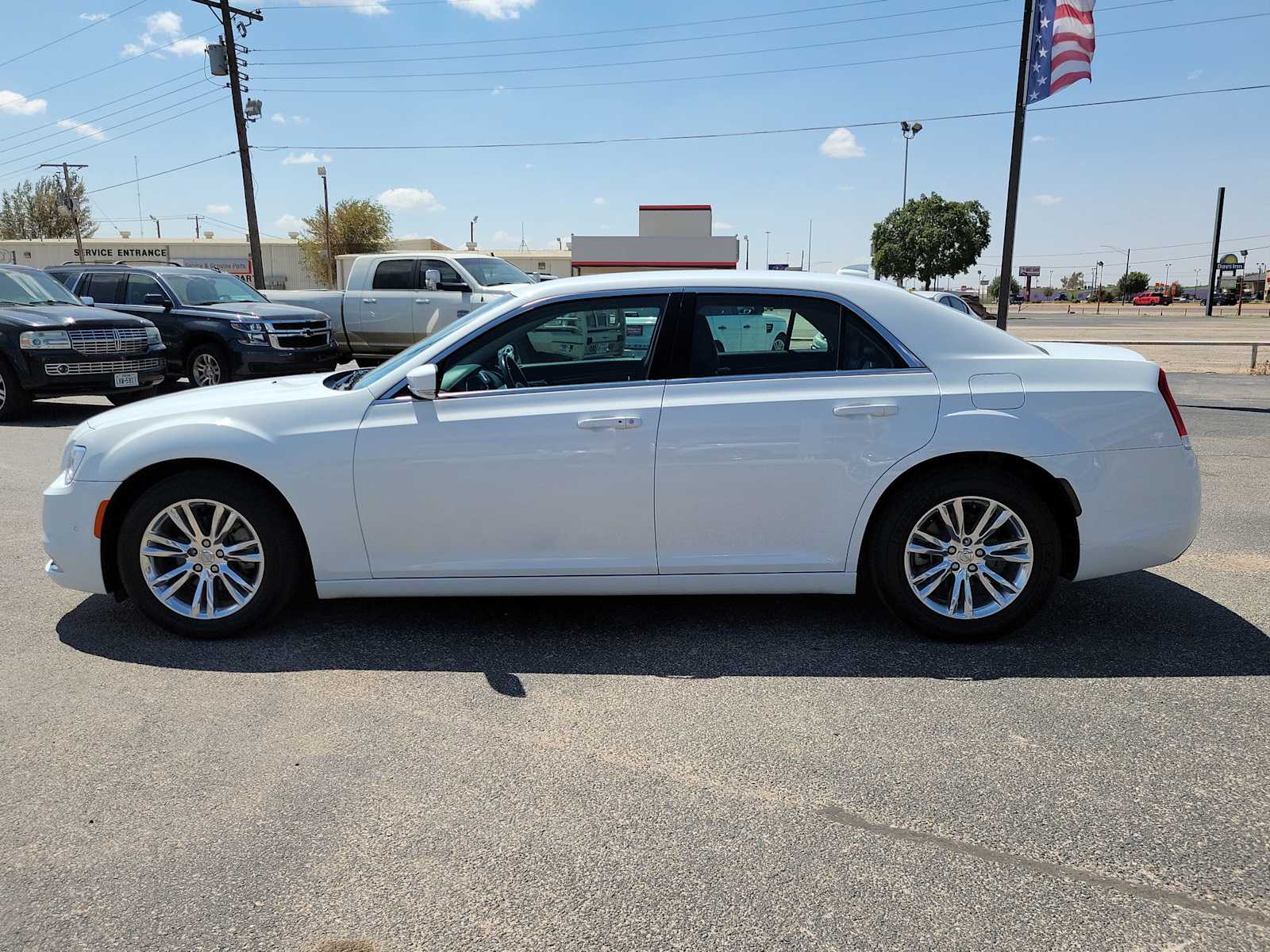 2021 Chrysler 300 Touring L photo 3