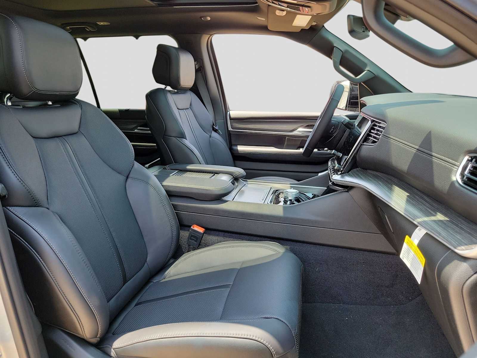 Thumbnail: 2024 Jeep Wagoneer - 14