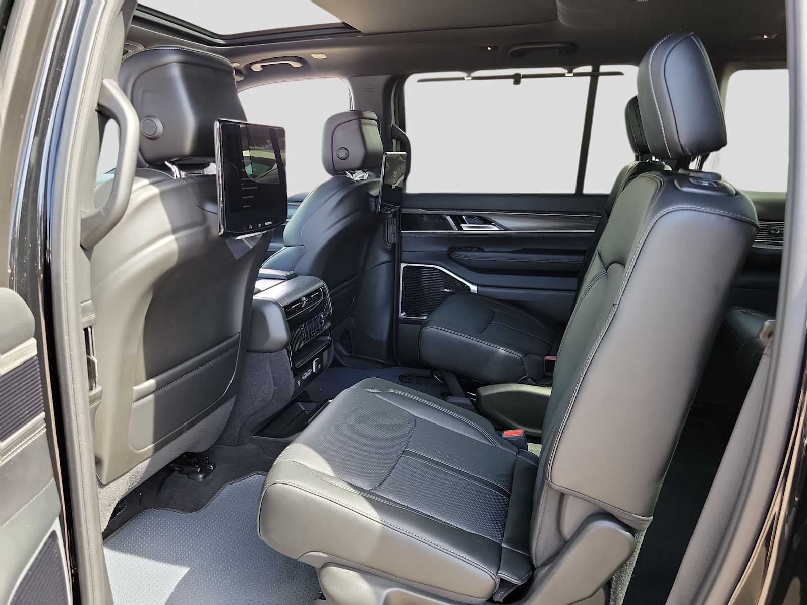 Thumbnail: 2024 Jeep Wagoneer - 12