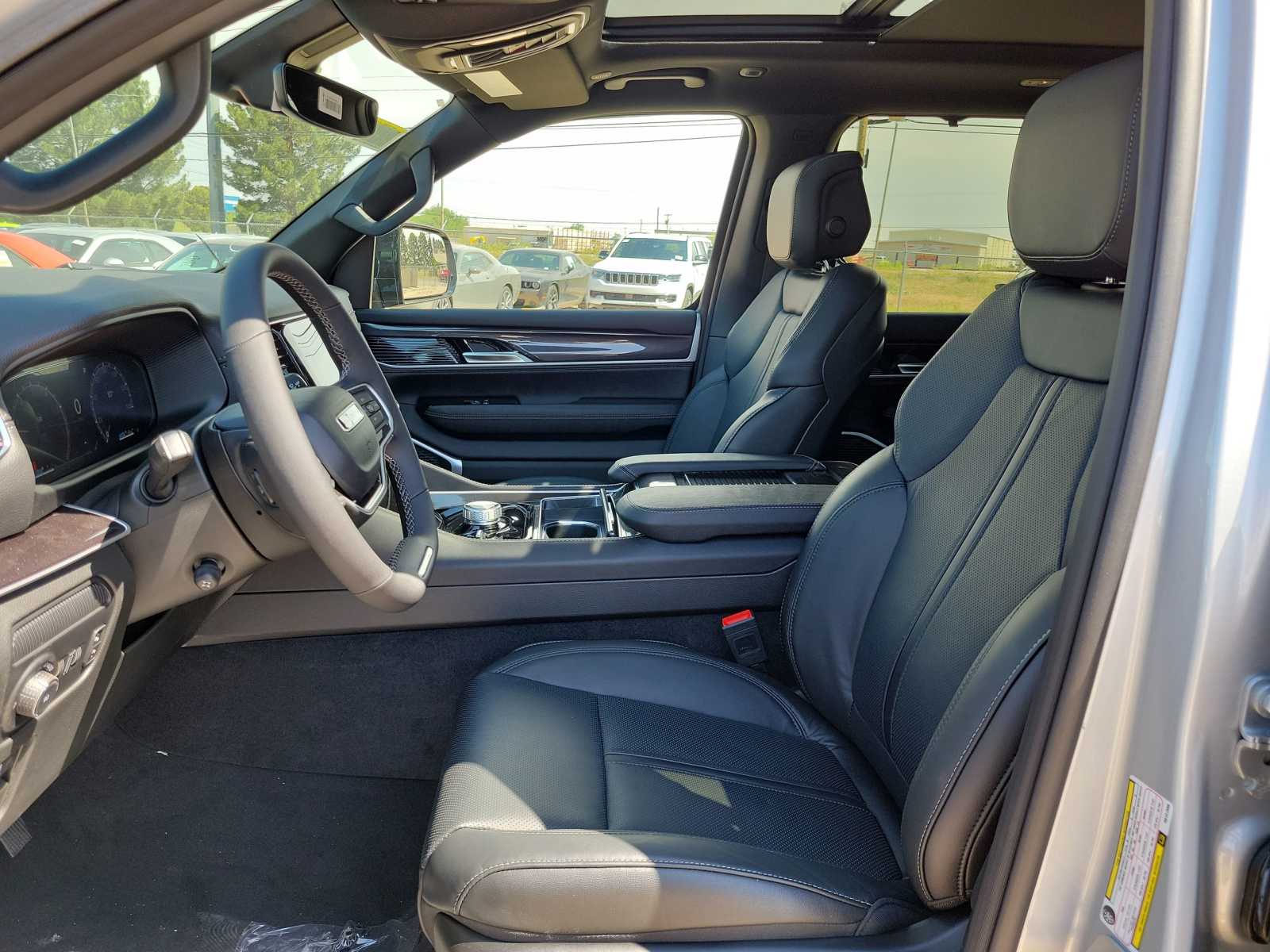 Thumbnail: 2024 Jeep Wagoneer - 11