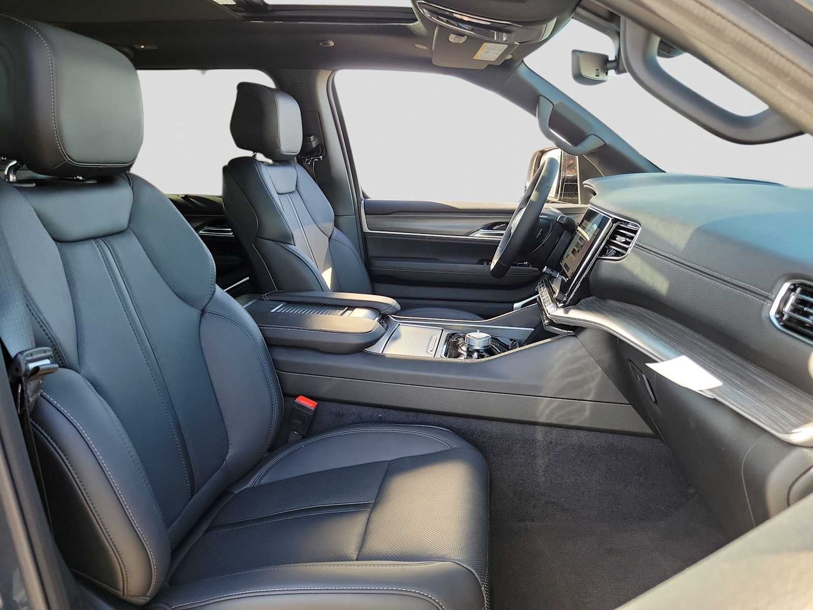 Thumbnail: 2024 Jeep Wagoneer - 14