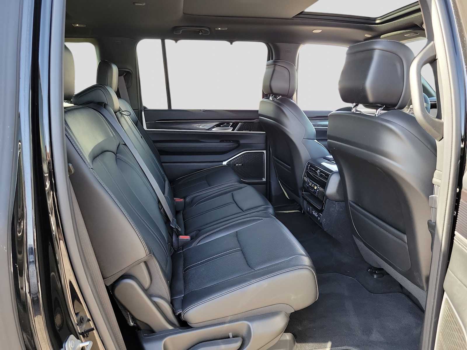 Thumbnail: 2024 Jeep Wagoneer - 13