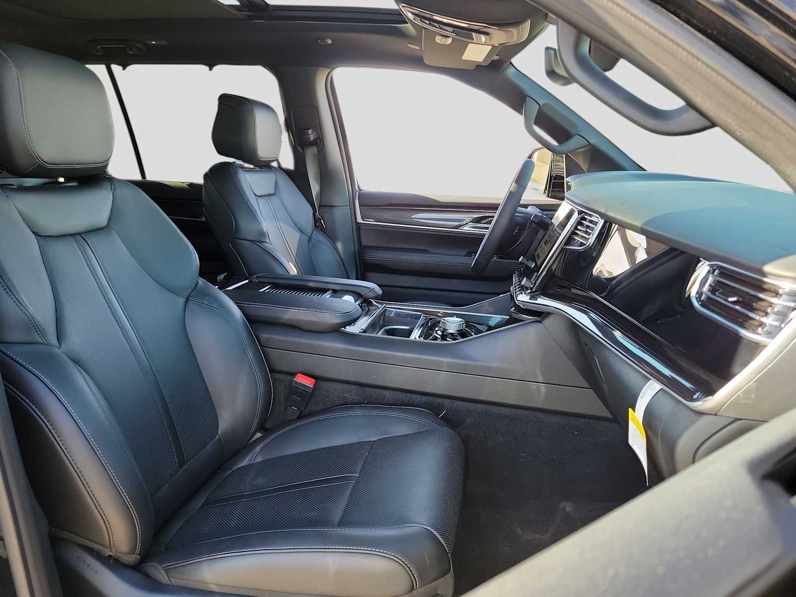 Thumbnail: 2024 Jeep Wagoneer - 14