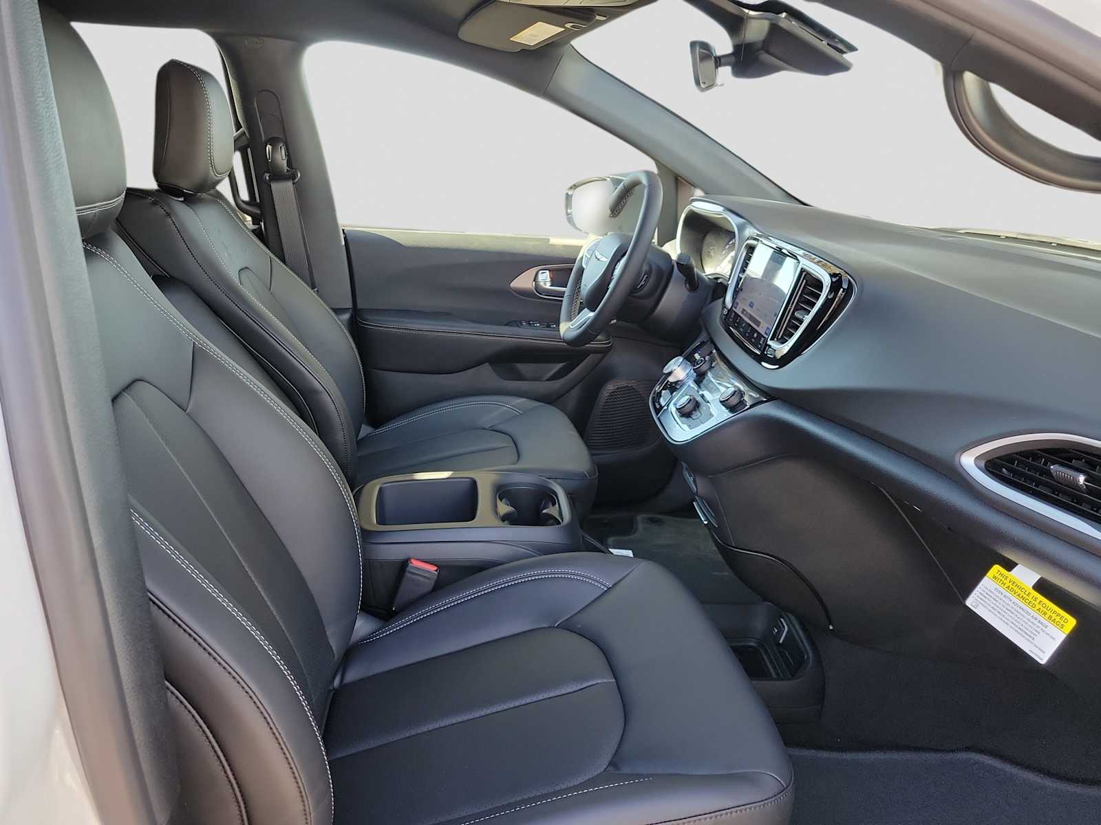 Thumbnail: 2026 Chrysler Voyager - 14