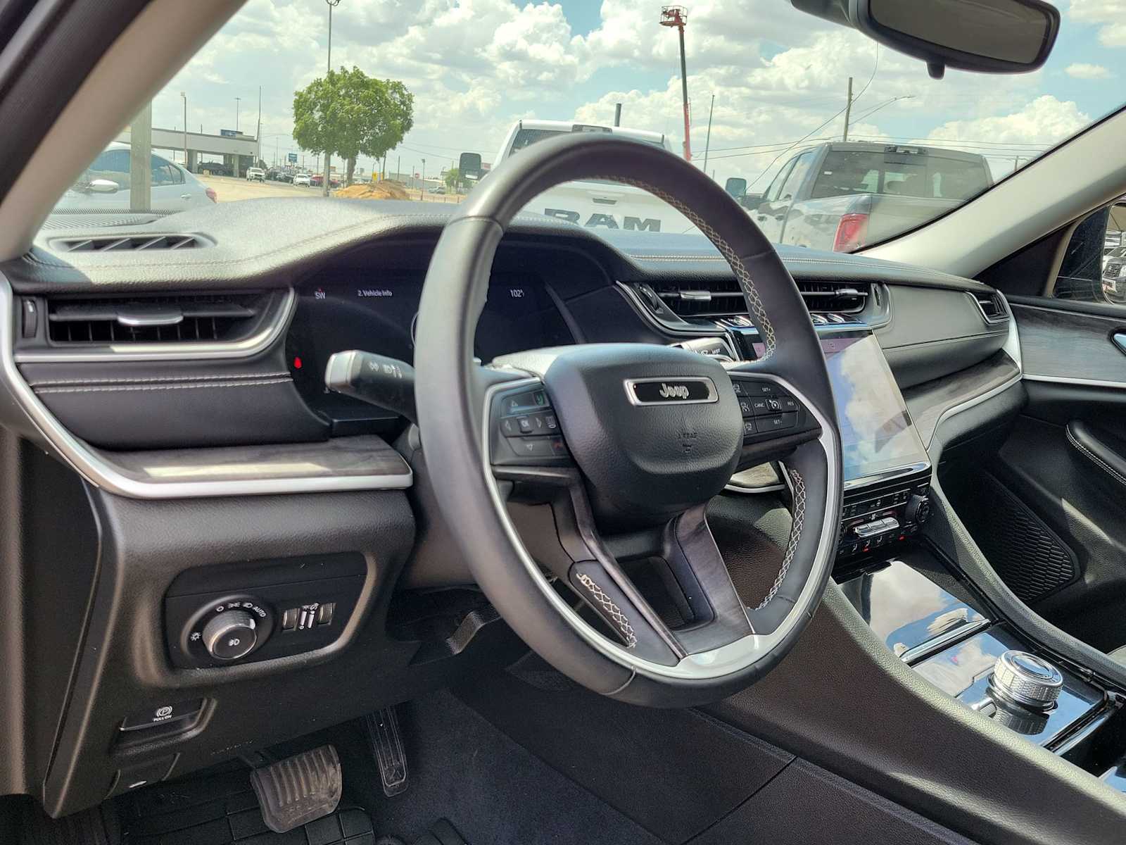2023 Jeep Grand Cherokee Limited photo 2
