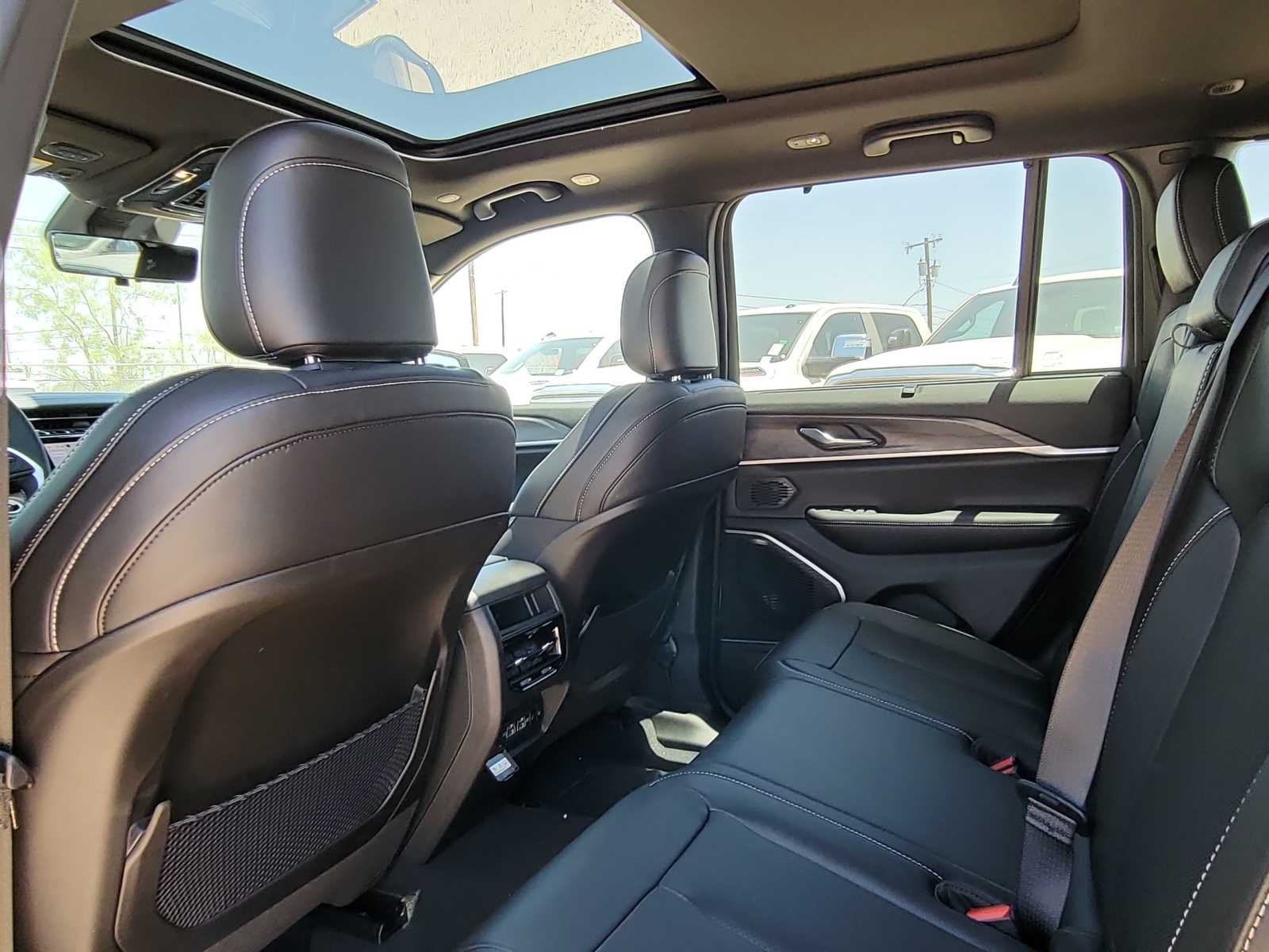 Thumbnail: 2024 Jeep Grand Cherokee - 12