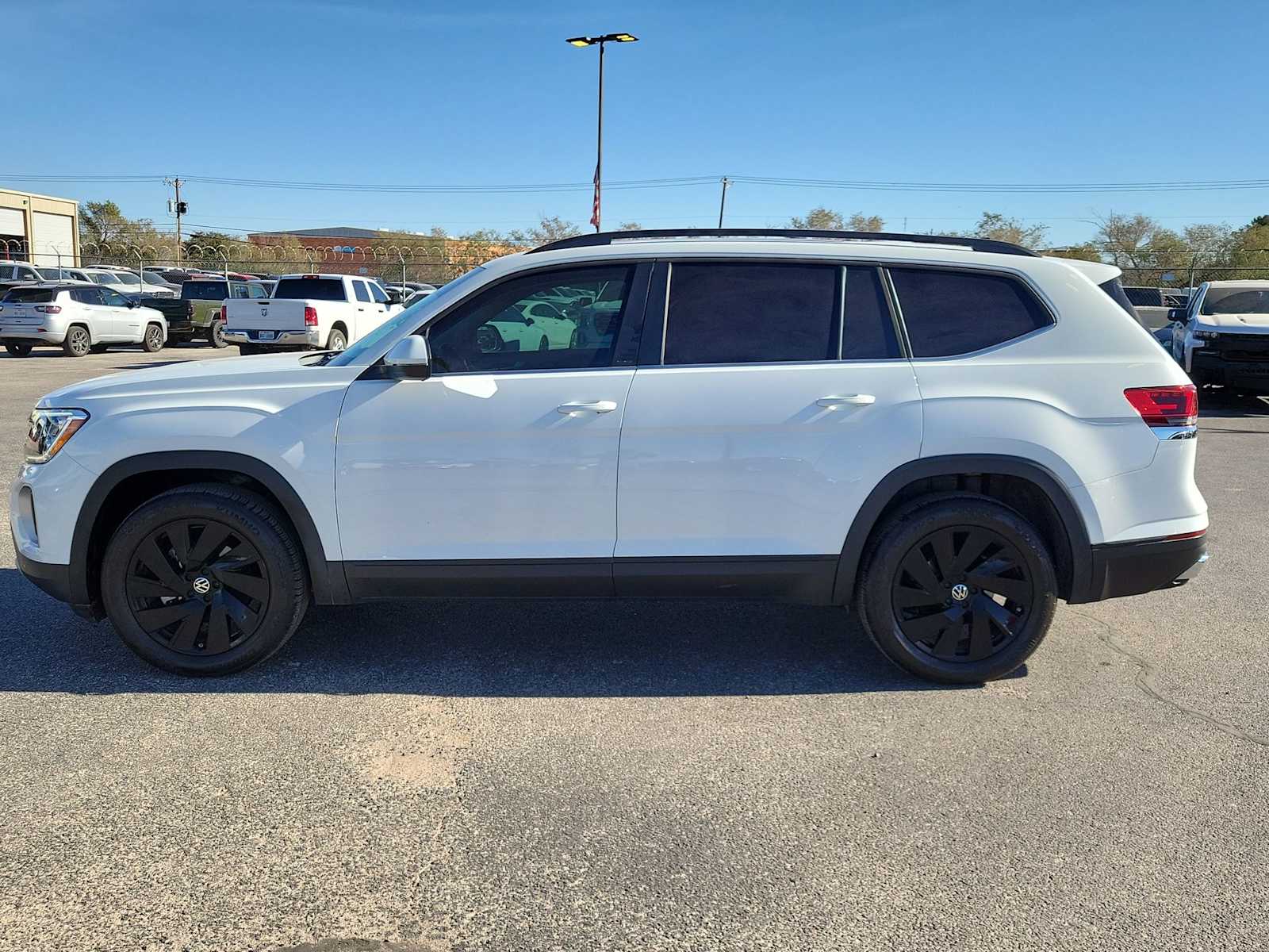 Thumbnail: 2024 Volkswagen Atlas - 3