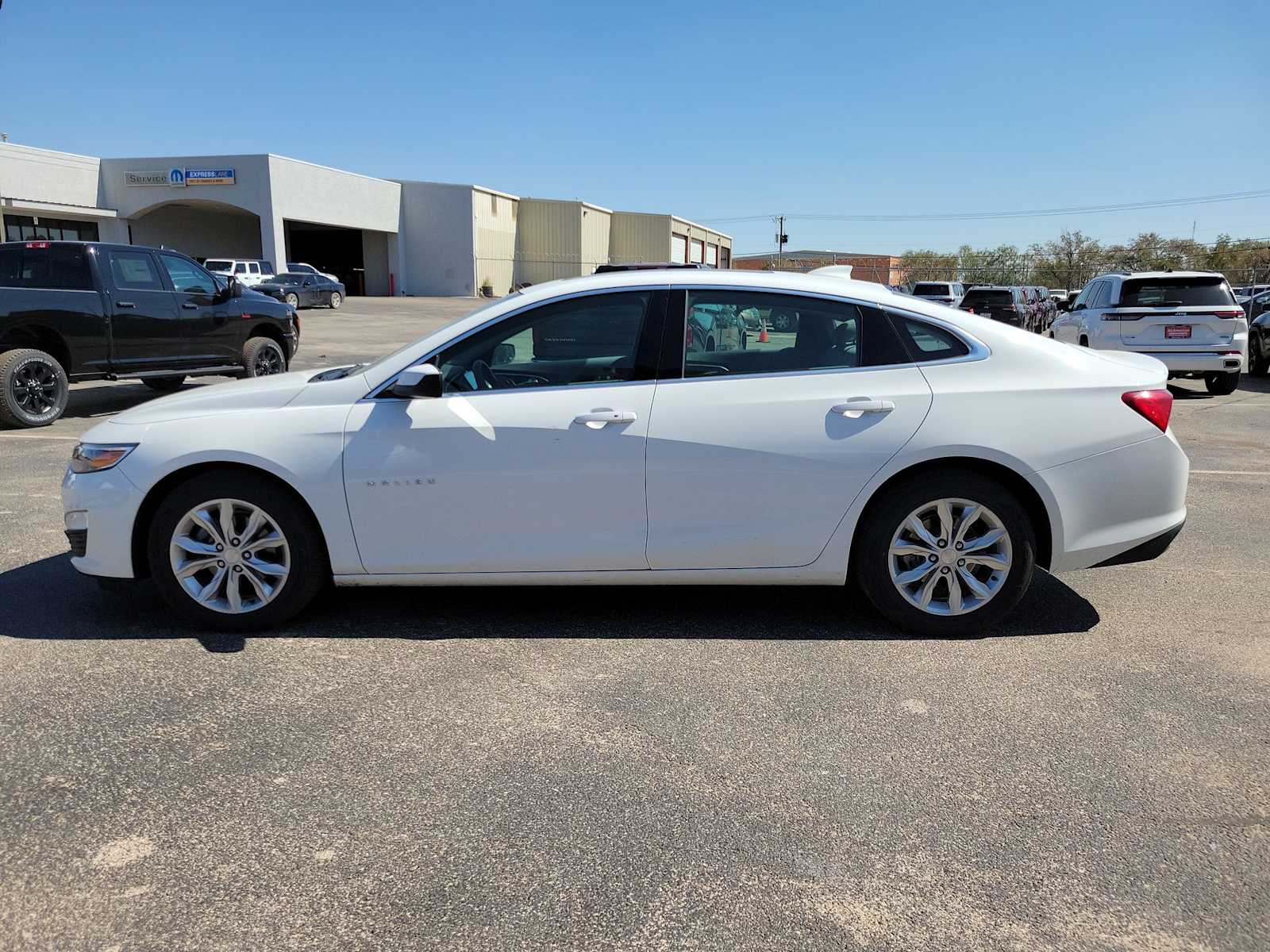 2024 Chevrolet Malibu 1LT photo 2