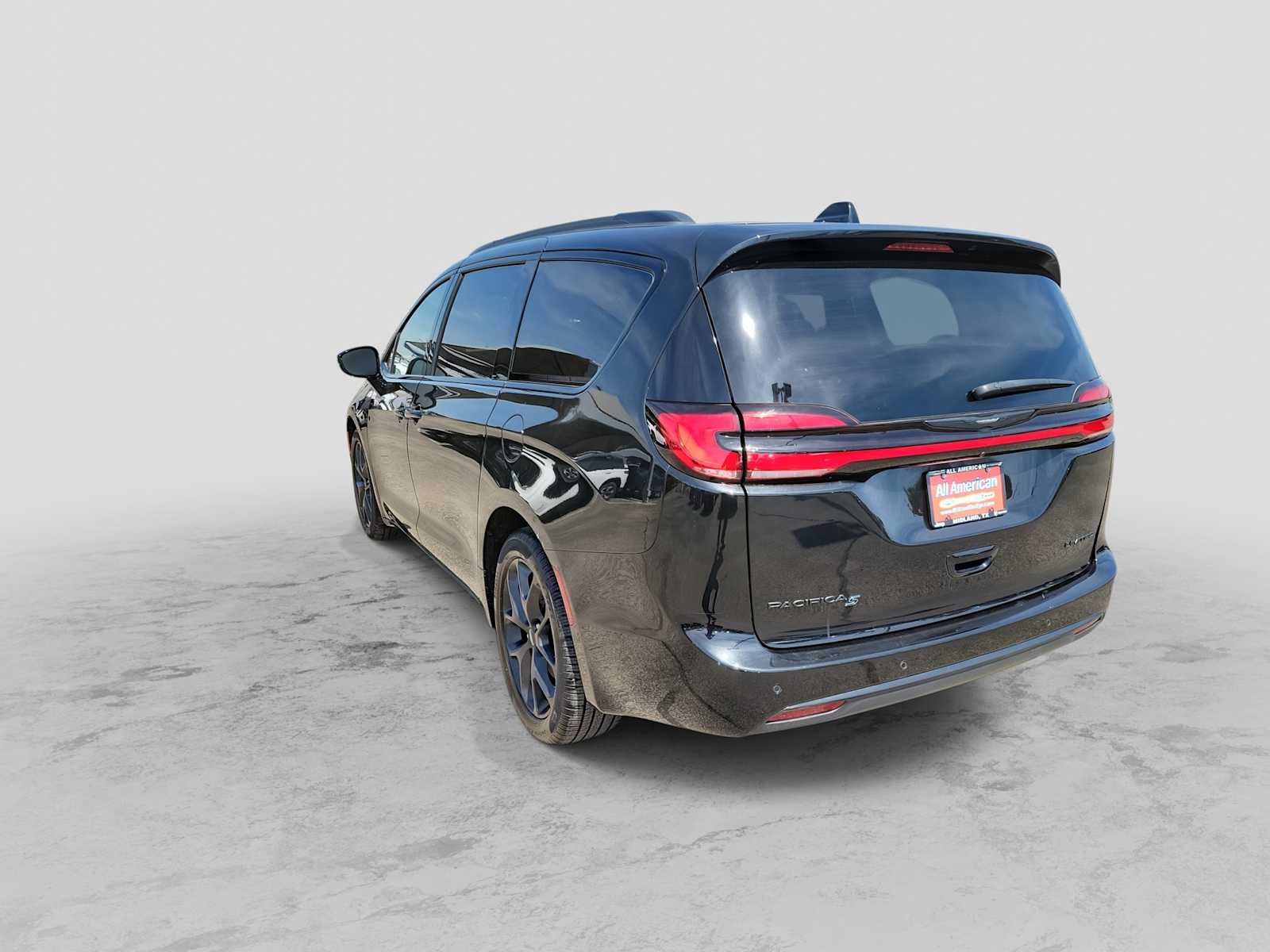 Thumbnail: 2023 Chrysler Pacifica - 4