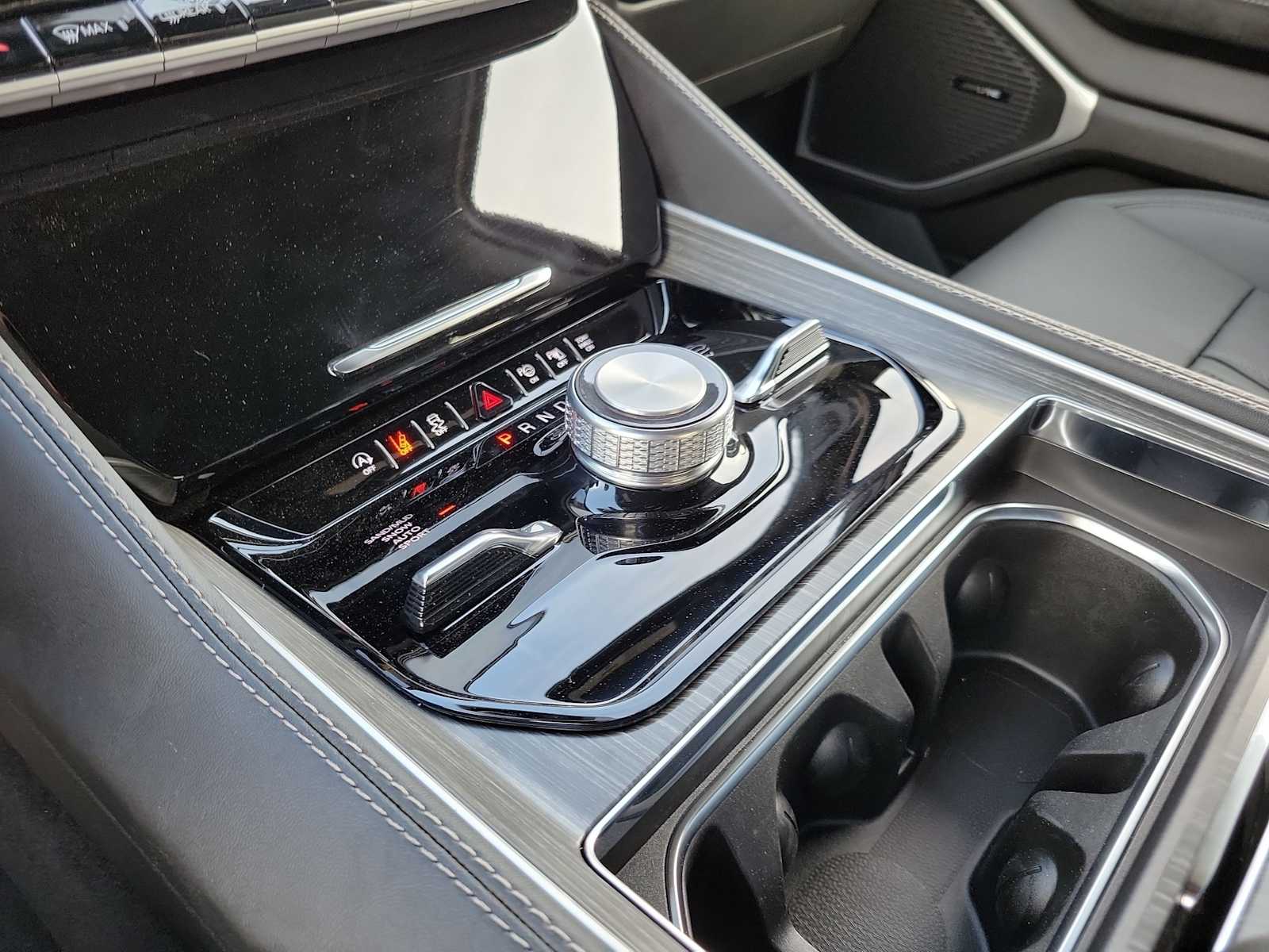 Thumbnail: 2024 Jeep Wagoneer - 17