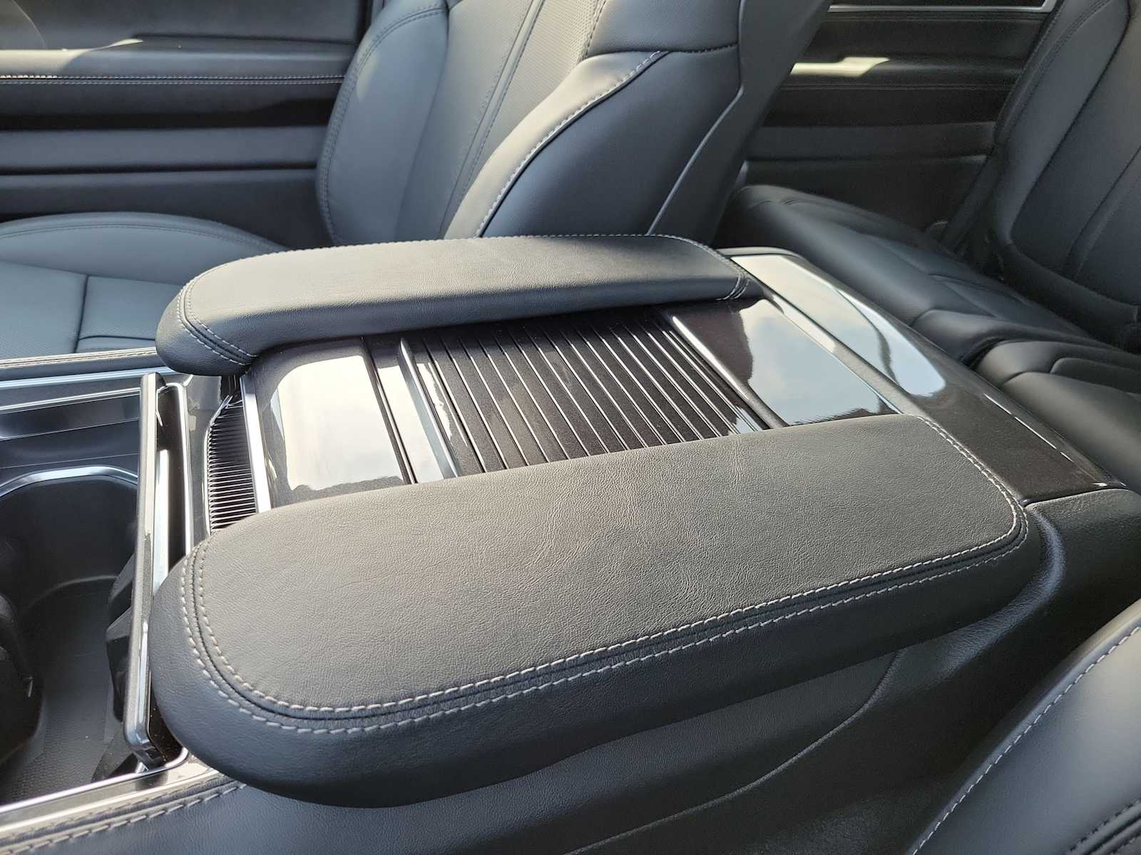 Thumbnail: 2024 Jeep Wagoneer - 16