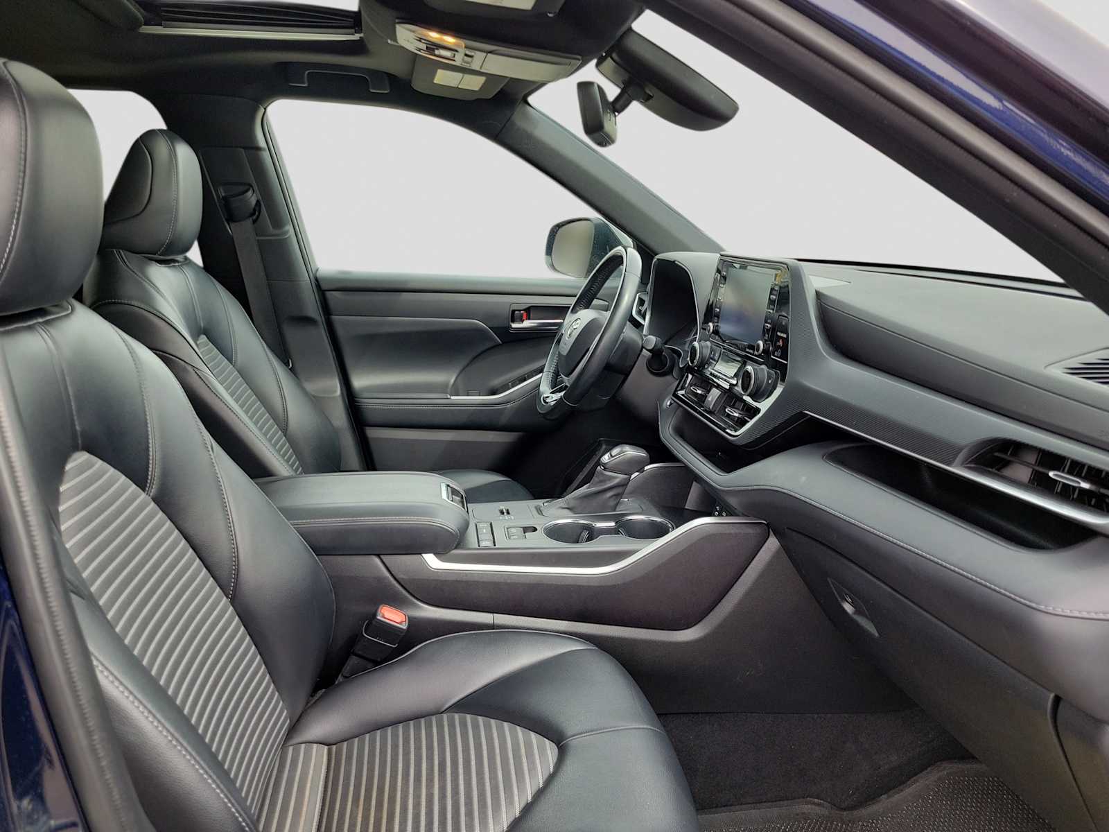 Thumbnail: 2022 Toyota Highlander - 14