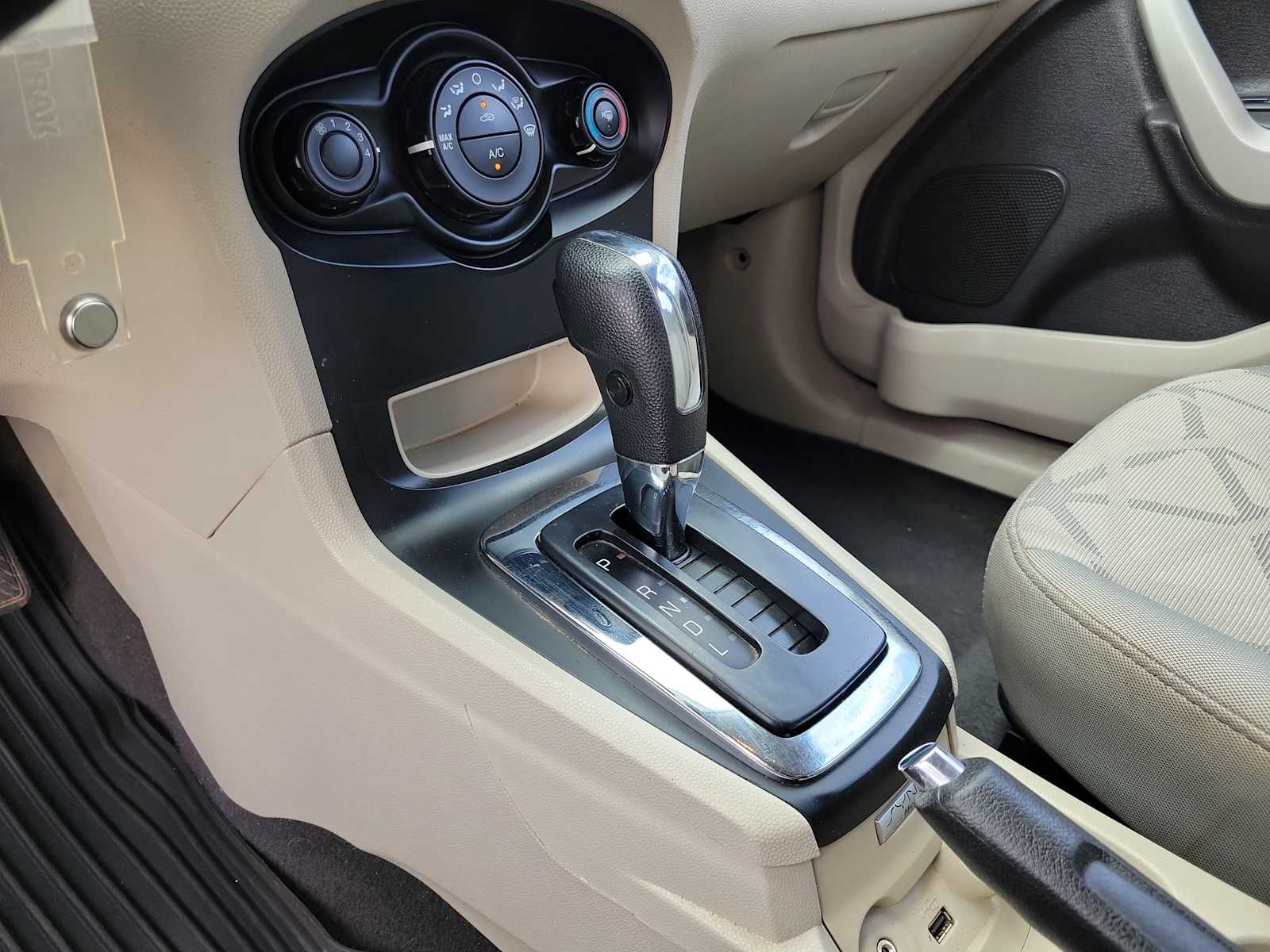 Thumbnail: 2013 Ford Fiesta - 17
