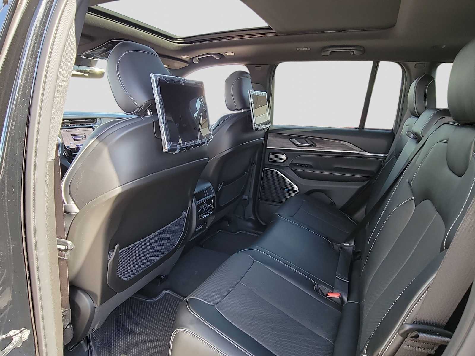 Thumbnail: 2023 Jeep Grand Cherokee - 12