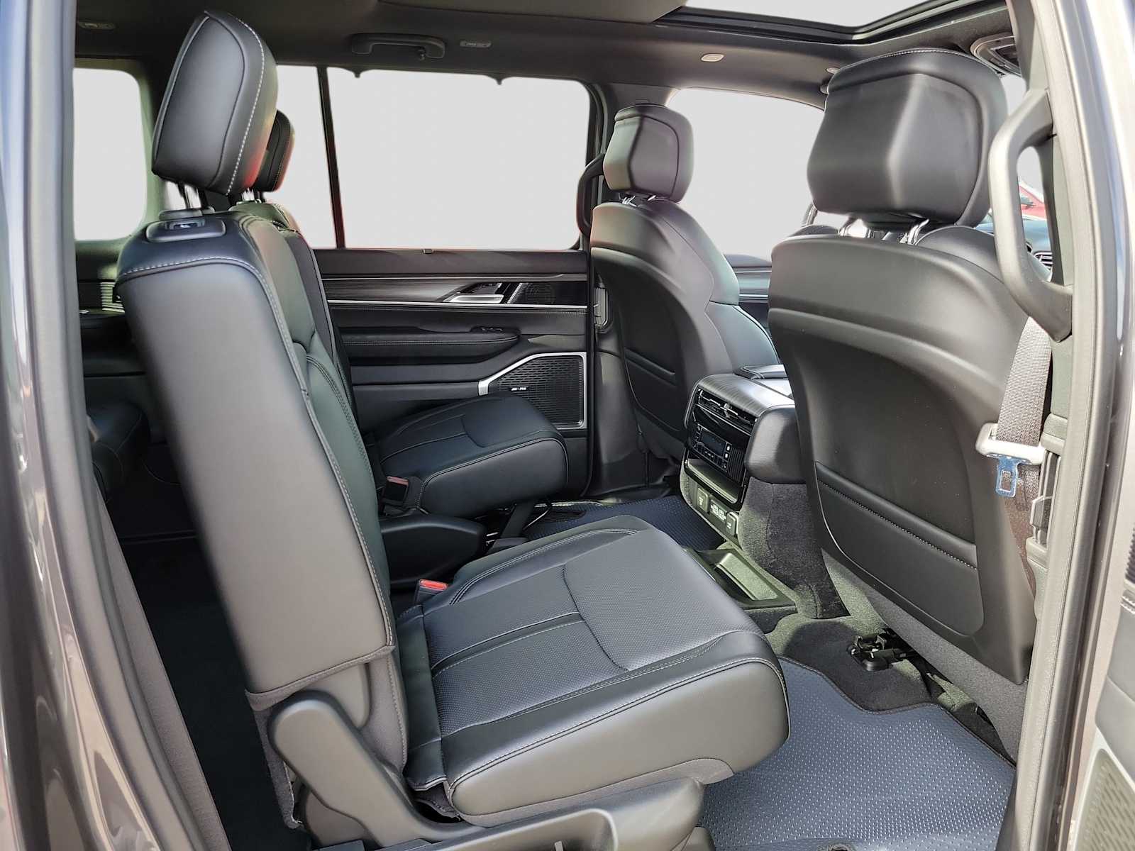 Thumbnail: 2024 Jeep Wagoneer - 13