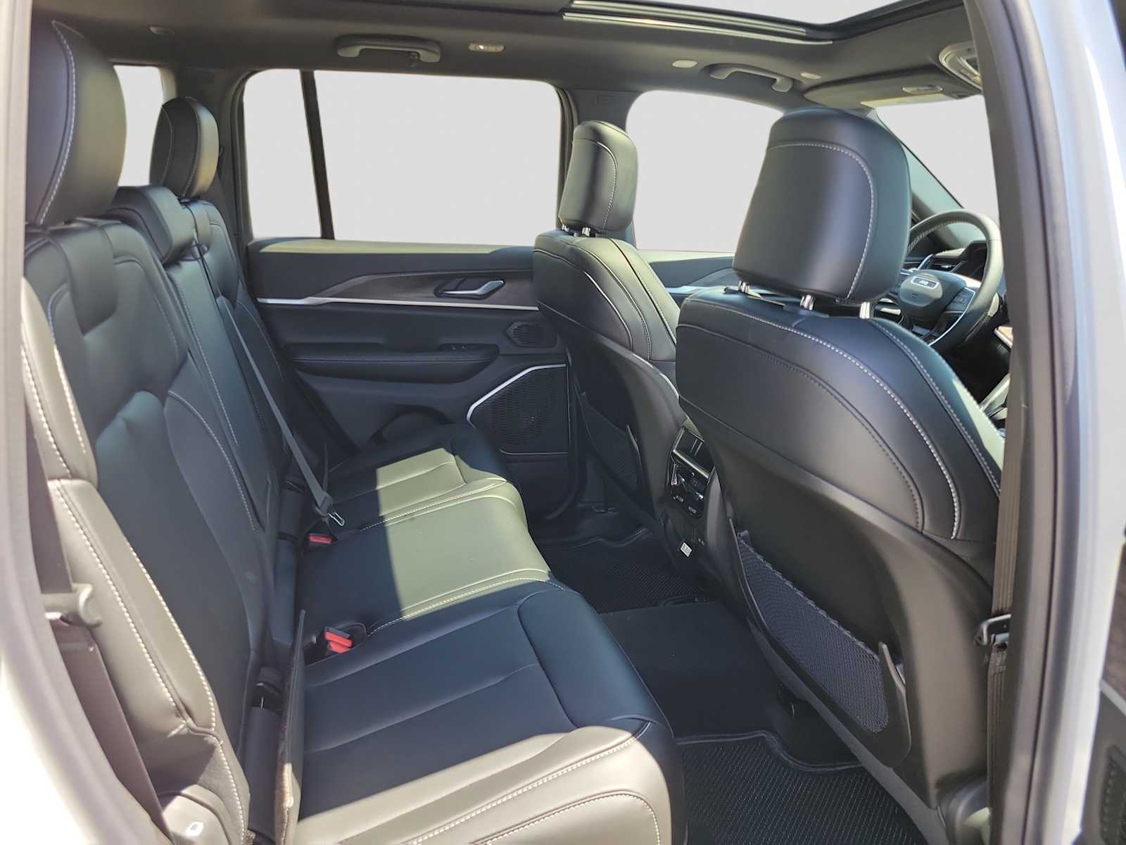 Thumbnail: 2026 Jeep Grand Cherokee - 9