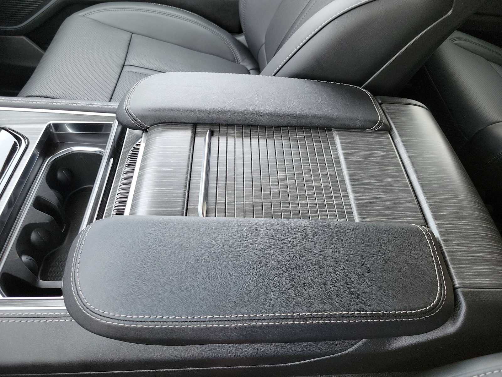 Thumbnail: 2024 Jeep Wagoneer - 16