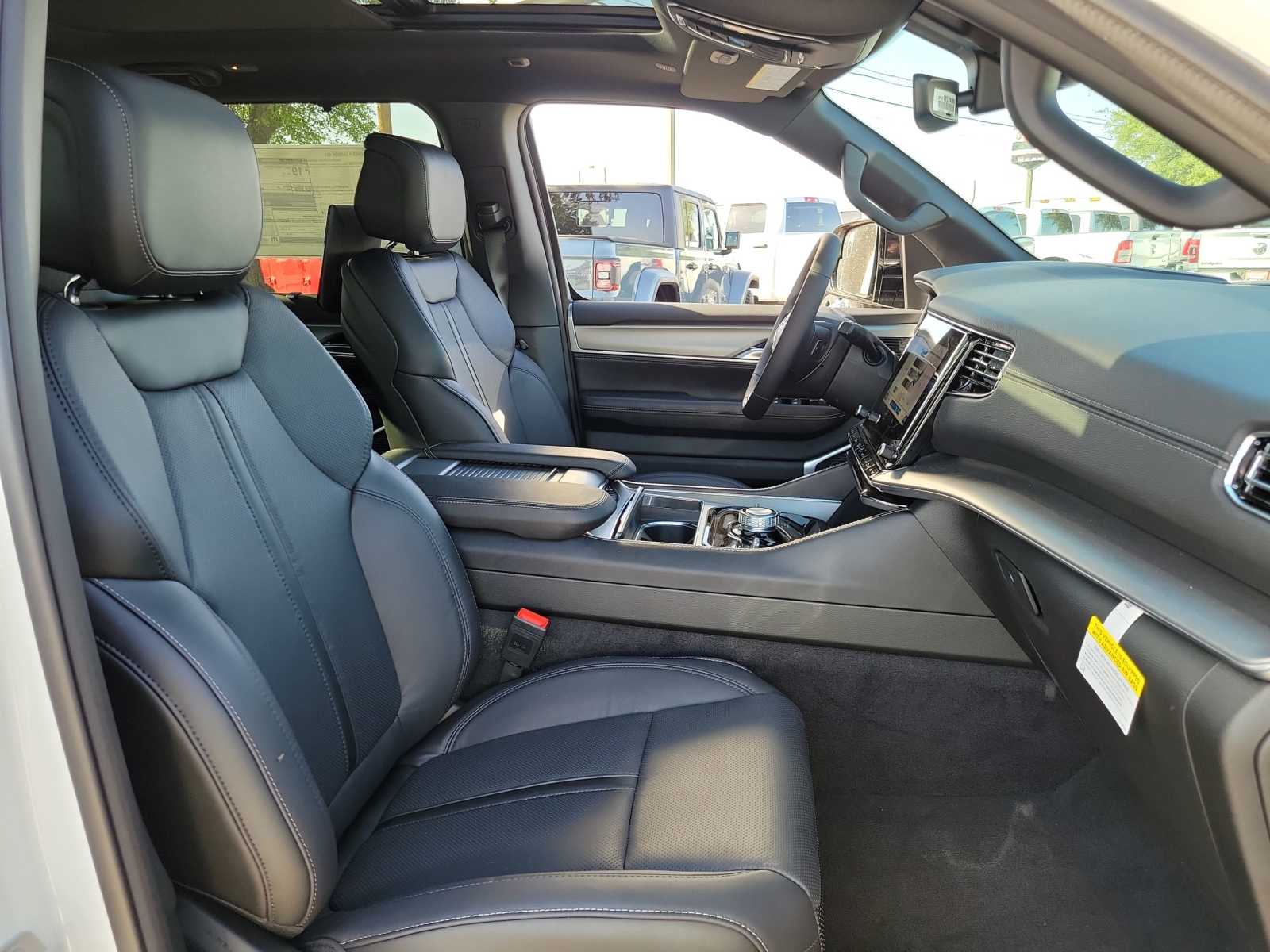 Thumbnail: 2024 Jeep Wagoneer - 14