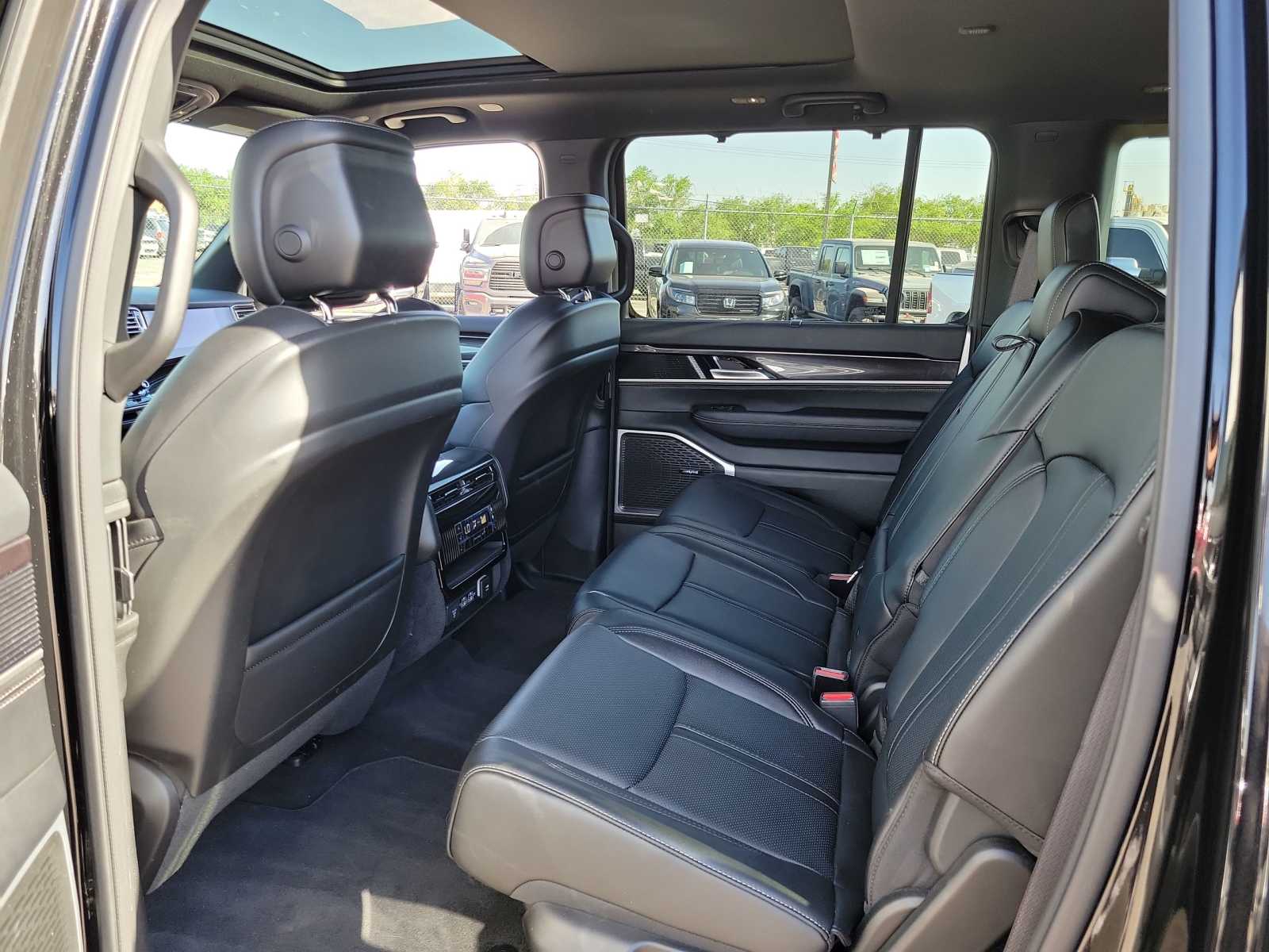 Thumbnail: 2024 Jeep Wagoneer - 12