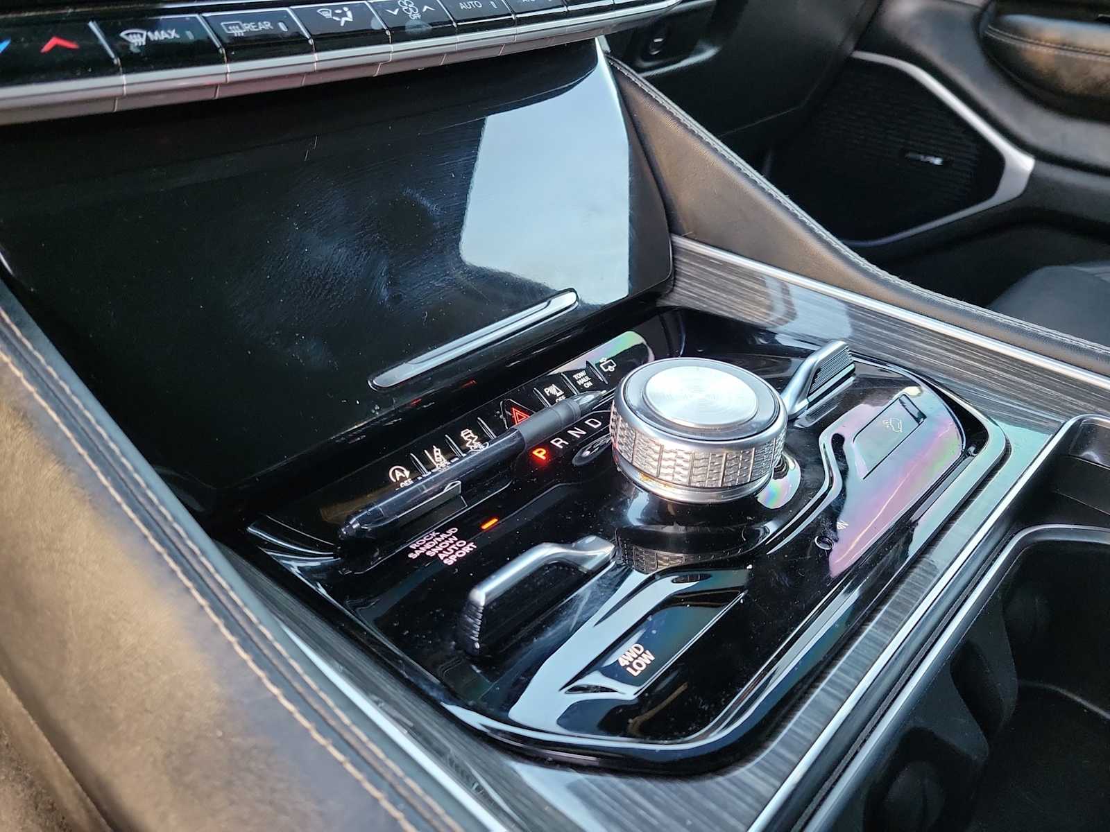 Thumbnail: 2022 Jeep Wagoneer - 17