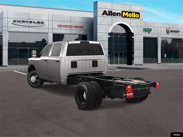 2023 Ram 3500 Tradesman photo 3