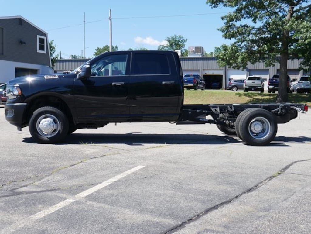 New 2024 Ram 3500 3500 TRADESMAN CREW CAB CHASSIS 4X4 60' CA Pickup