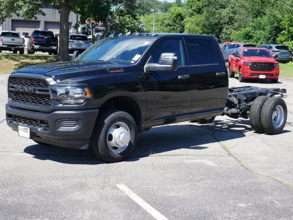 New 2024 Ram 3500 3500 TRADESMAN CREW CAB CHASSIS 4X4 60' CA Pickup