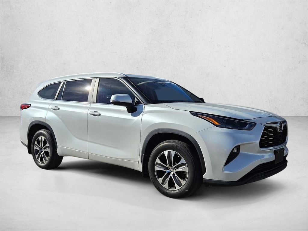 Used 2023 Toyota Highlander XLE Sport Utility
