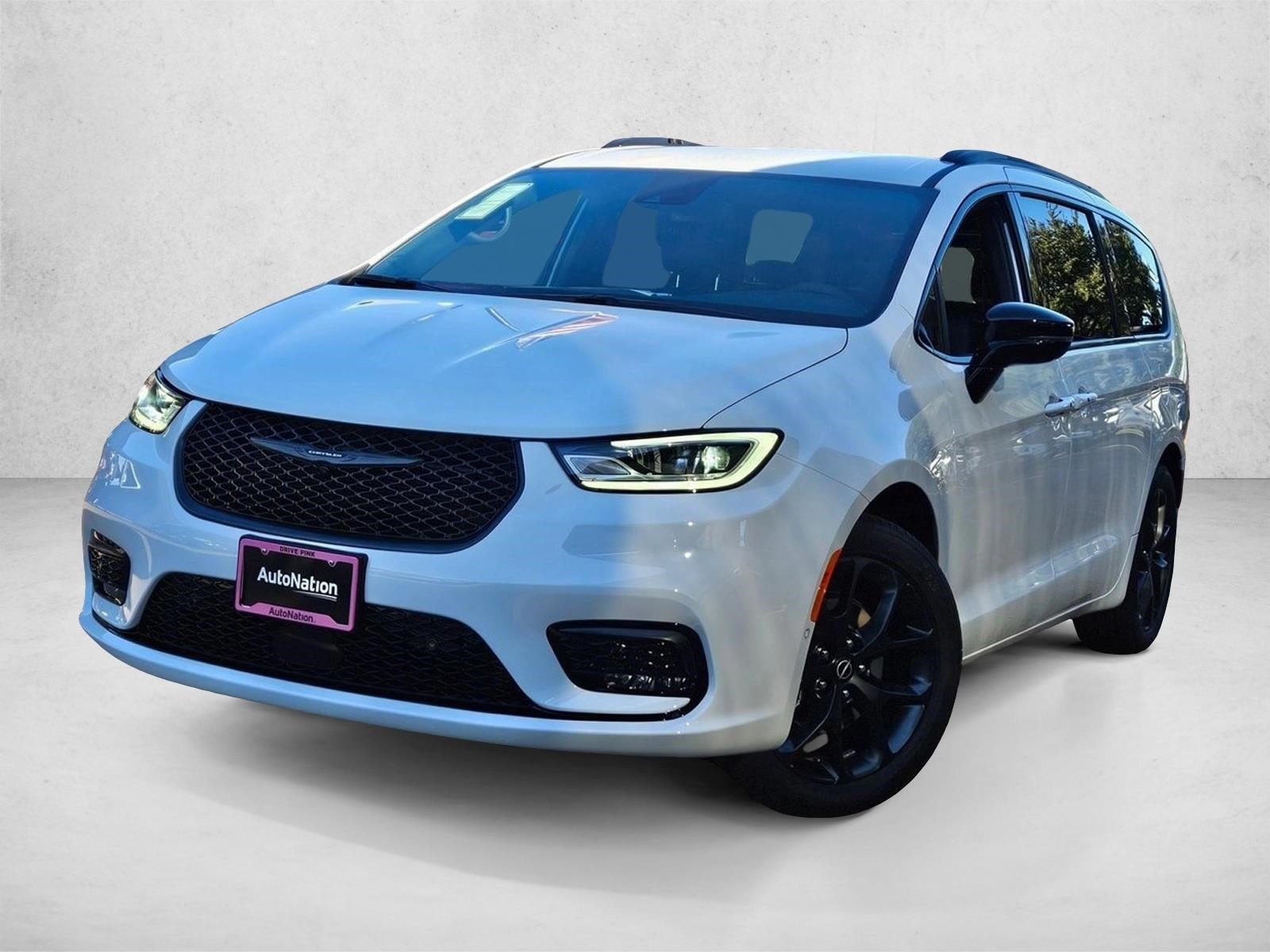 2026 Chrysler Pacifica Select's photo