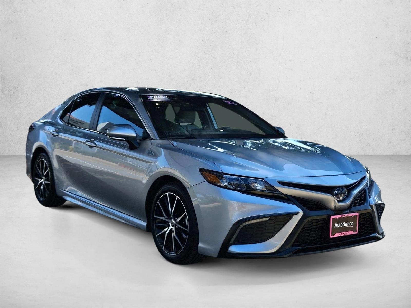 2022 Toyota Camry SE photo 3